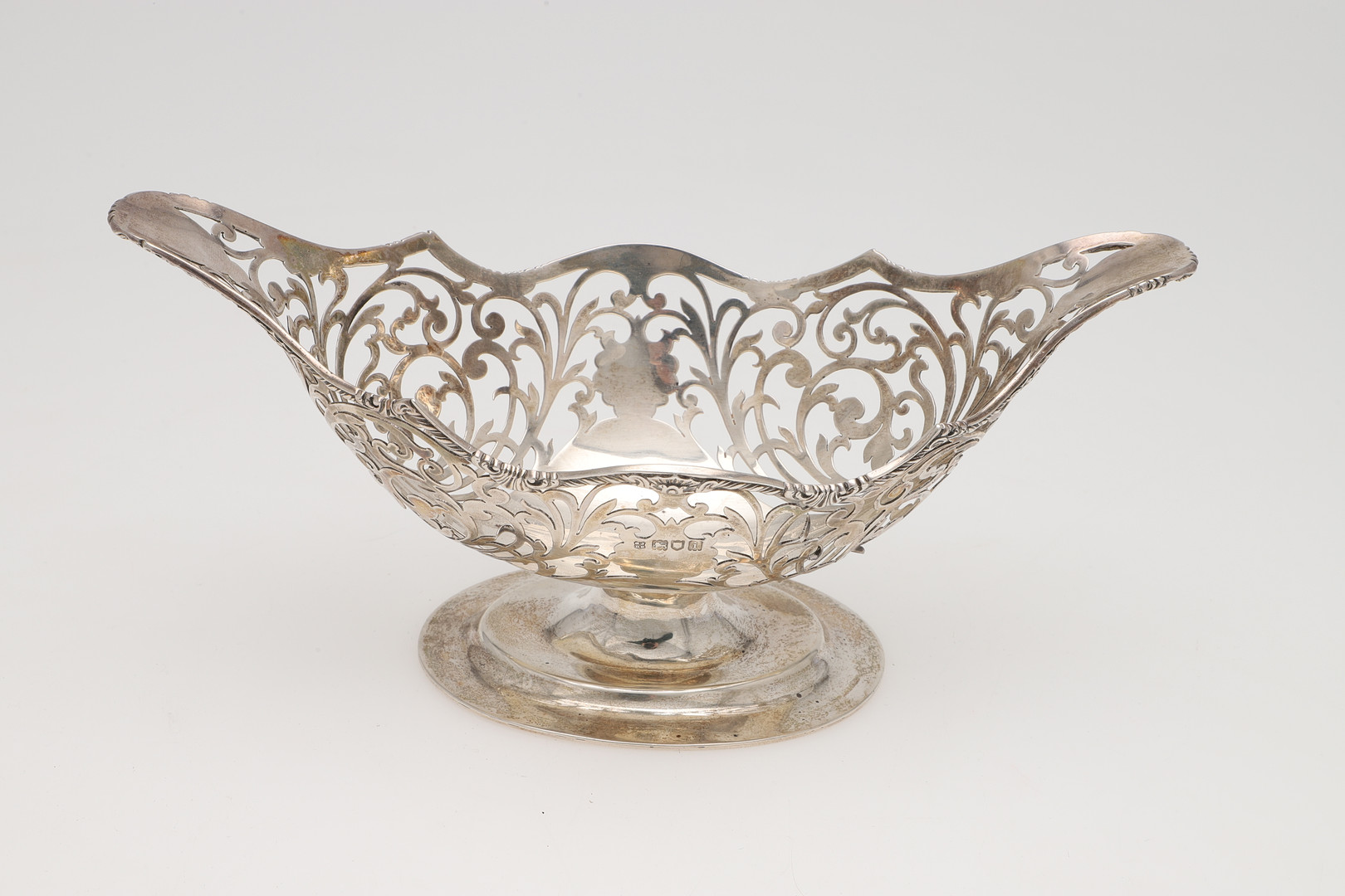 AN EDWARDIAN SILVER PIERCED BASKET. - Image 8 of 10