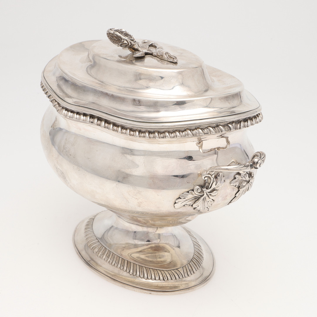 A GEORGE III SILVER SOUP TUREEN & COVER. - Image 3 of 6