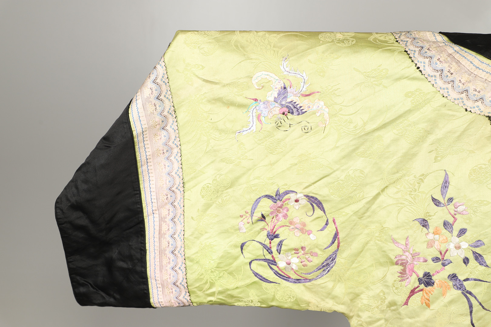 CHINESE EMBROIDERED SILK ROBE. - Image 10 of 14