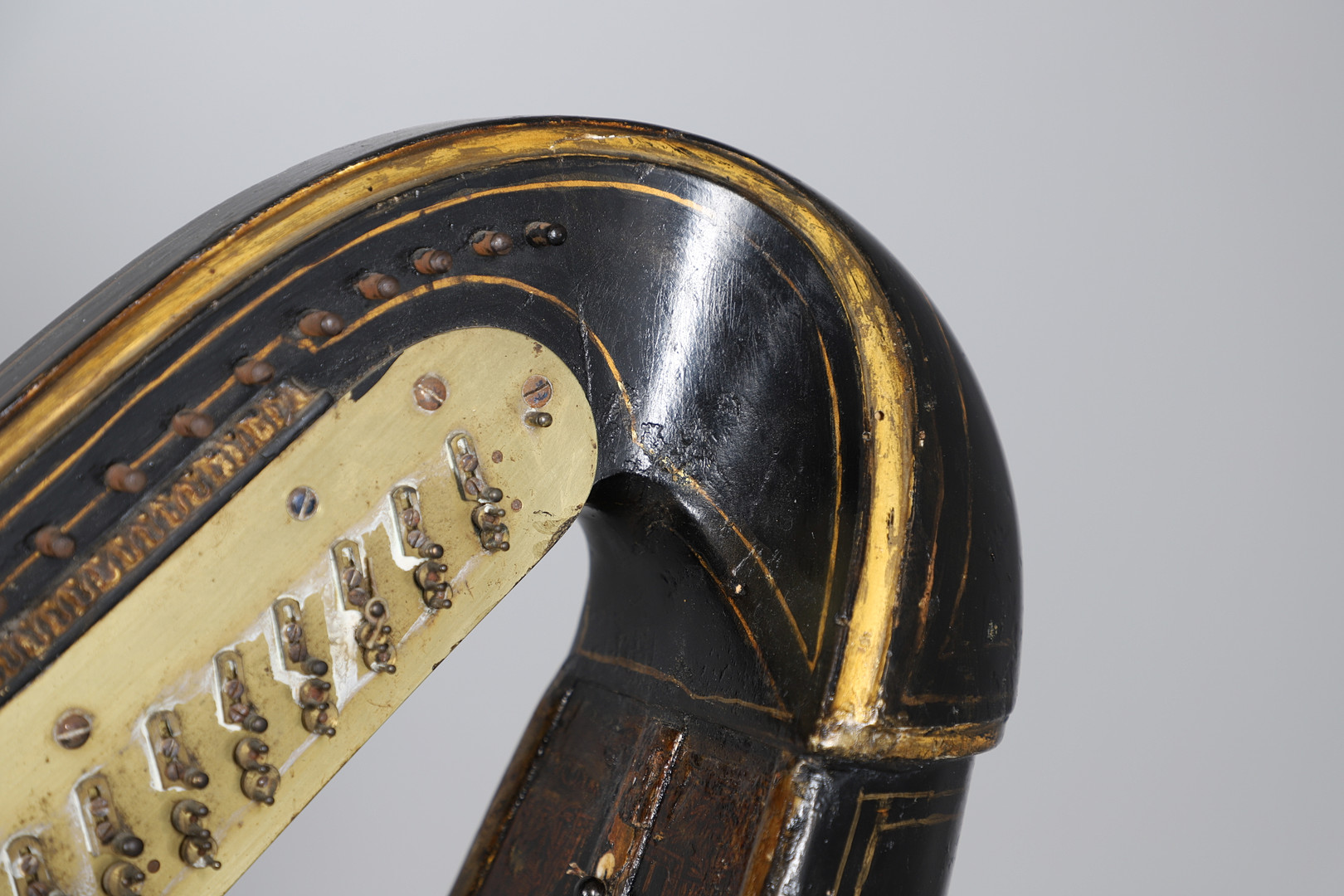 AN EBONISED AND GILTWOOD 'GRECIAN' HARP BY SEBASTIAN ERARDS. - Image 23 of 42