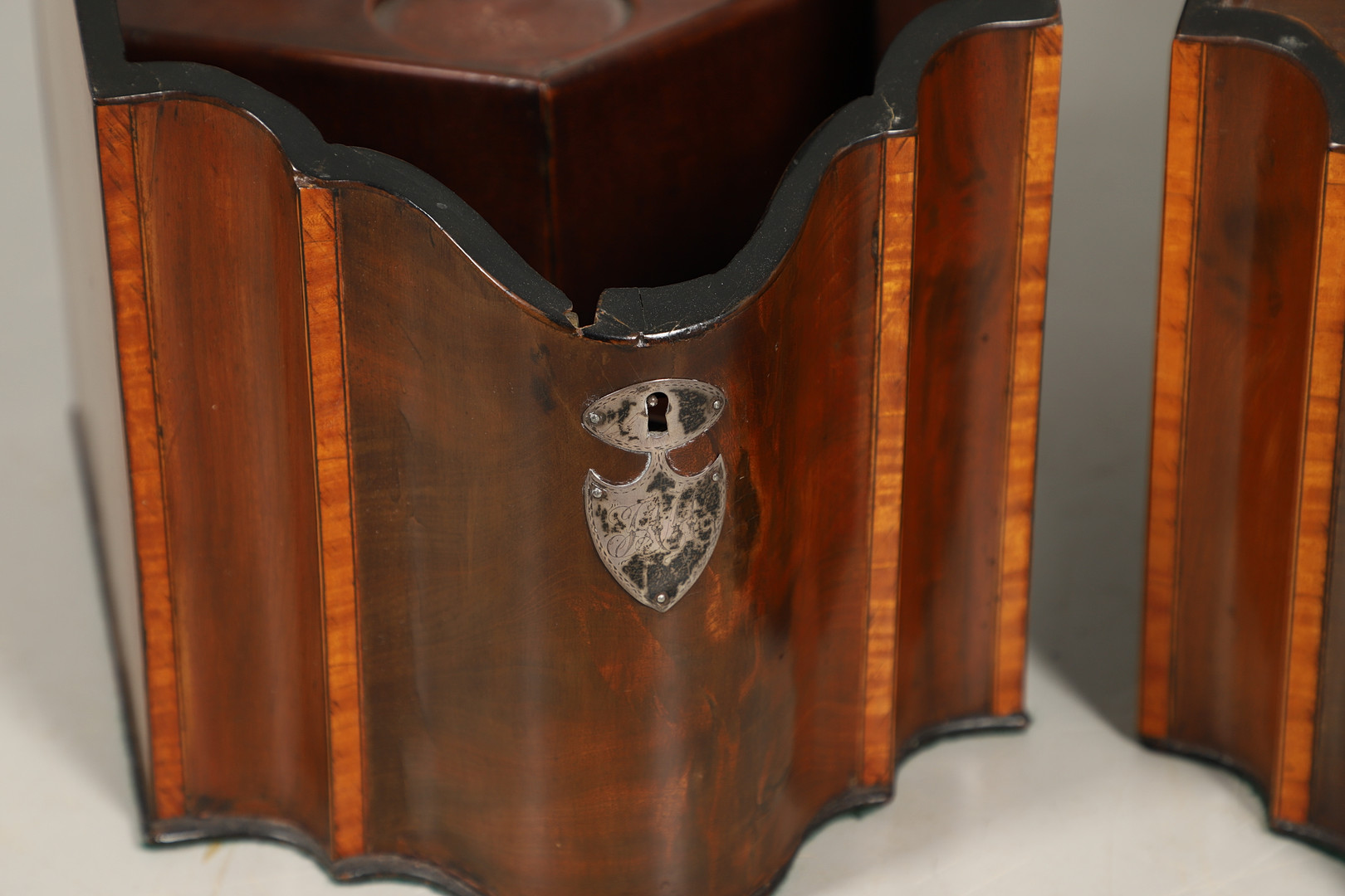 A PAIR OF GEORGE III MAHOGANY KNIFE BOXES. - Image 8 of 15