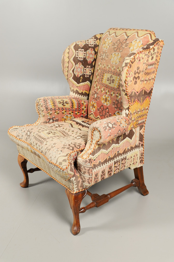 A GEORGE II STYLE WALNUT WING ARMCHAIR. - Image 4 of 5