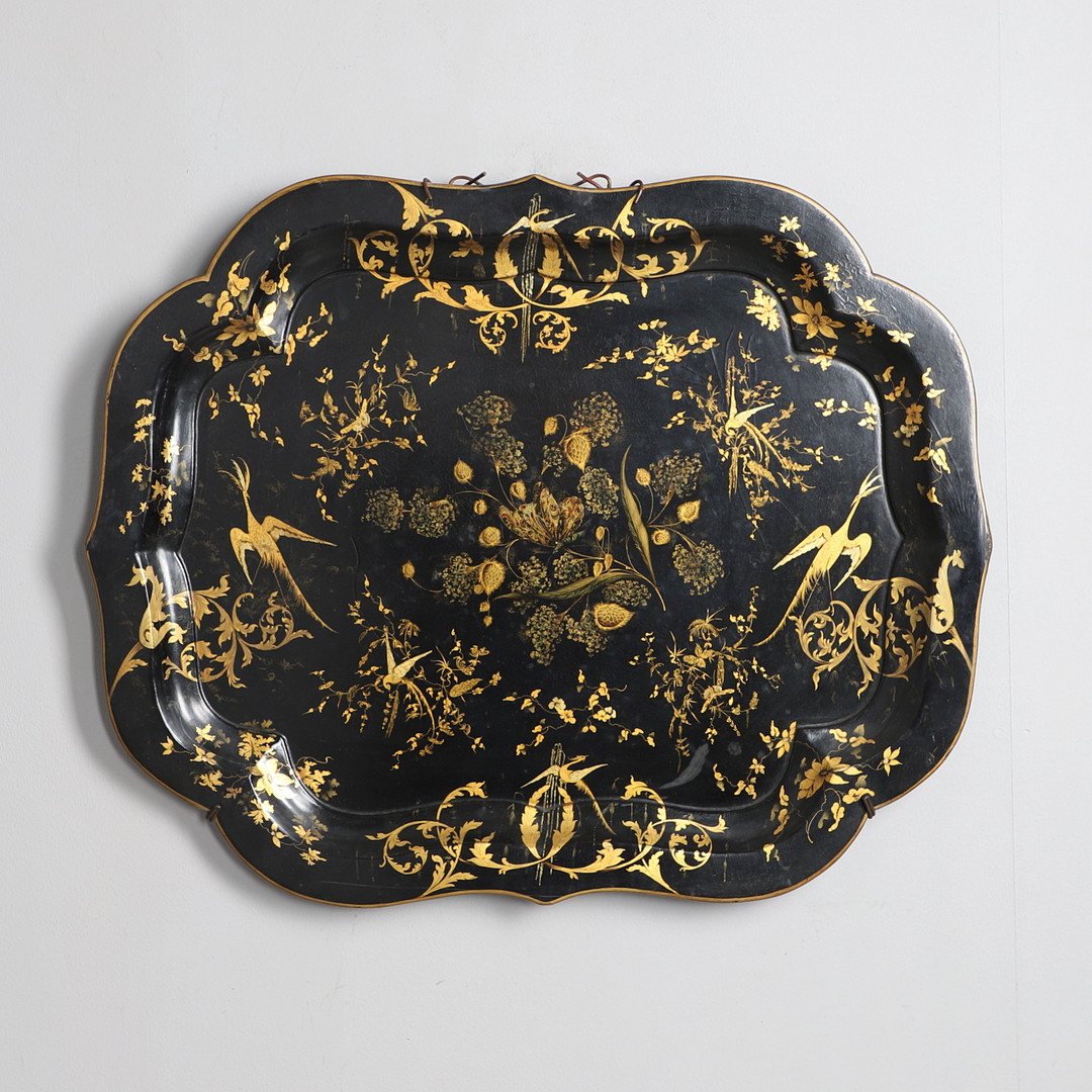 A 19TH CENTURY CHINOISERIE LACQUERED PAPER MACHE TRAY.