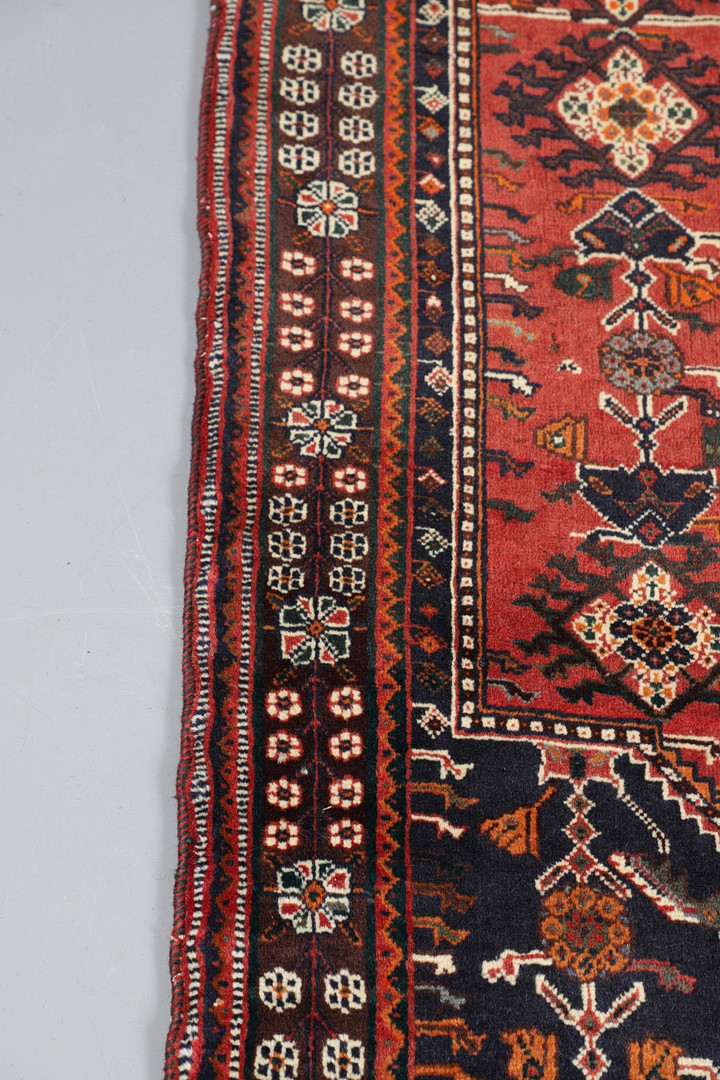 A MODERN KASHGAI RUG. - Image 6 of 8