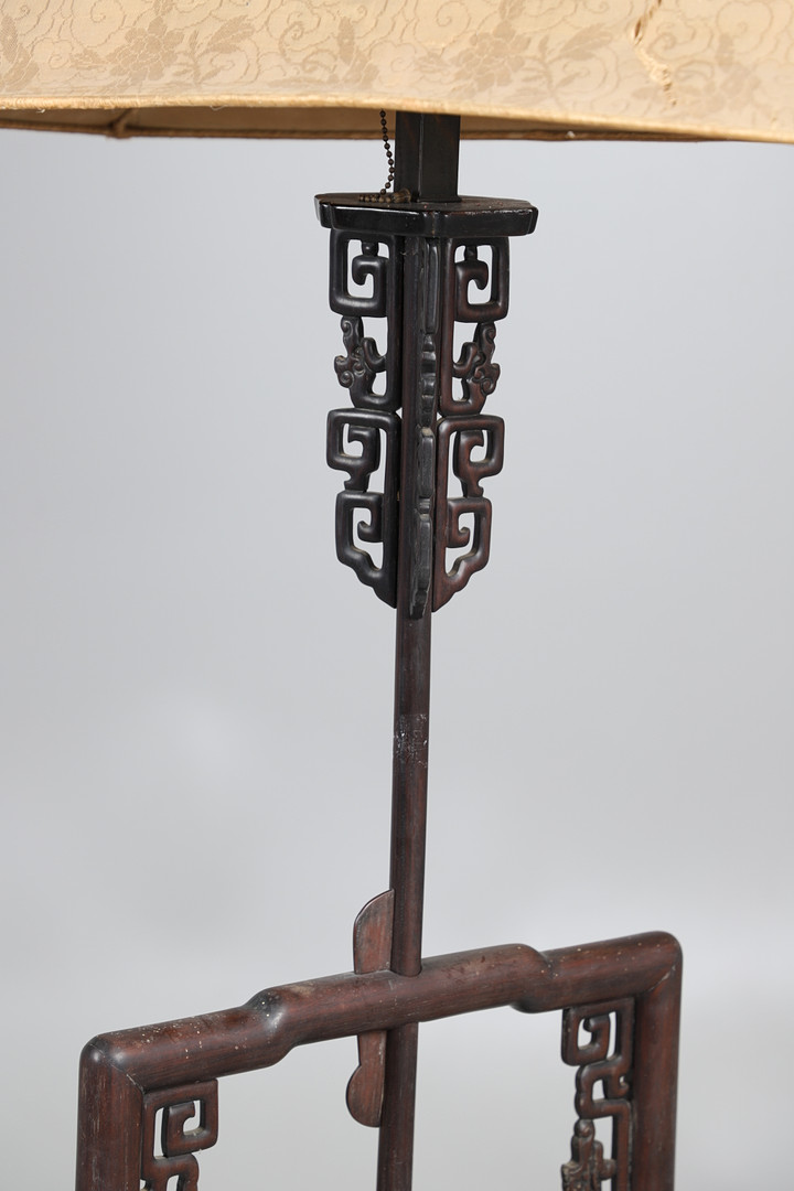 AN EARLY 20TH CENTURY CHINESE HARDWOOD STANDARD LAMP. - Image 5 of 14