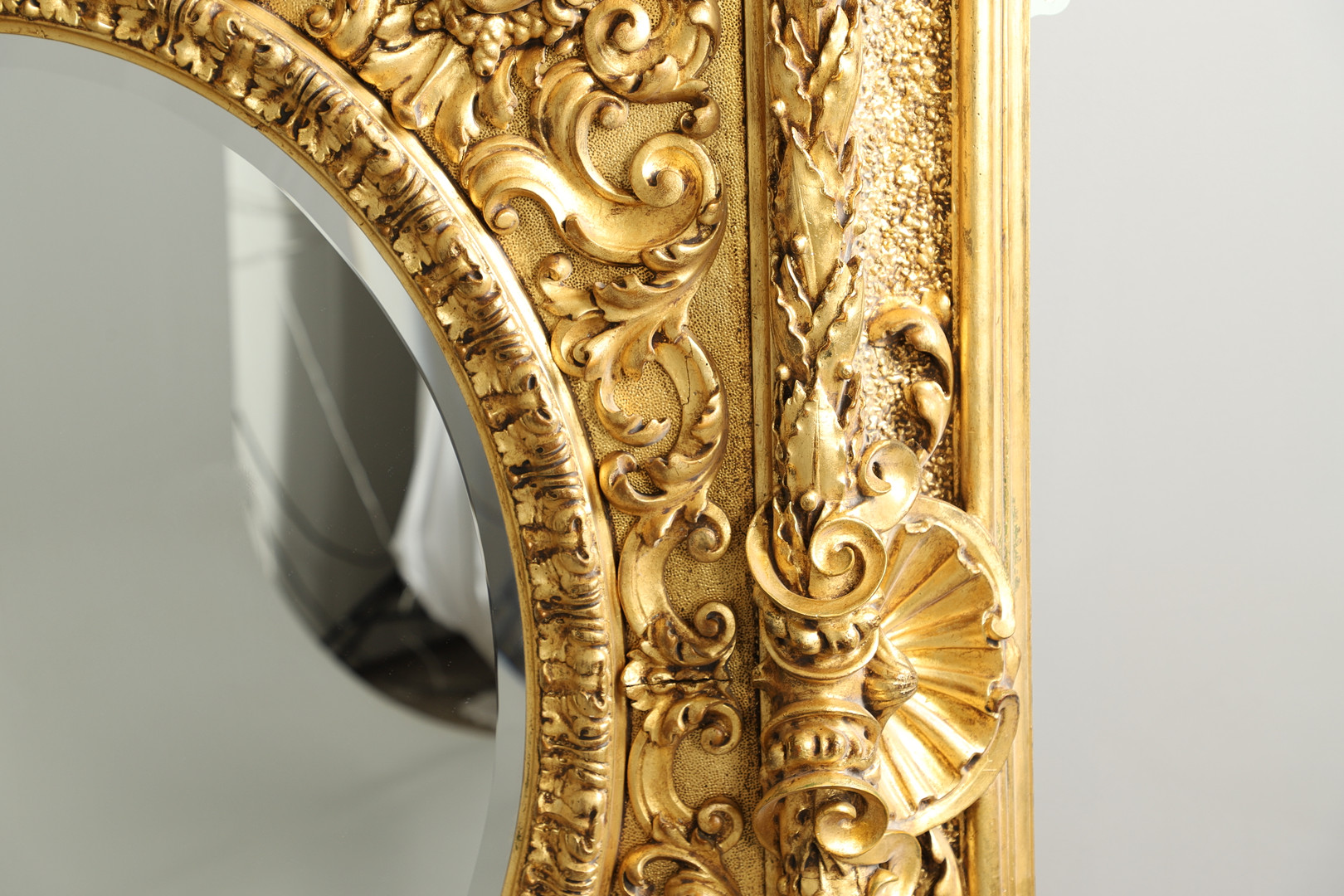 A SUBSTANTIAL ITALIAN GILT GESSO MIRROR. - Image 9 of 13