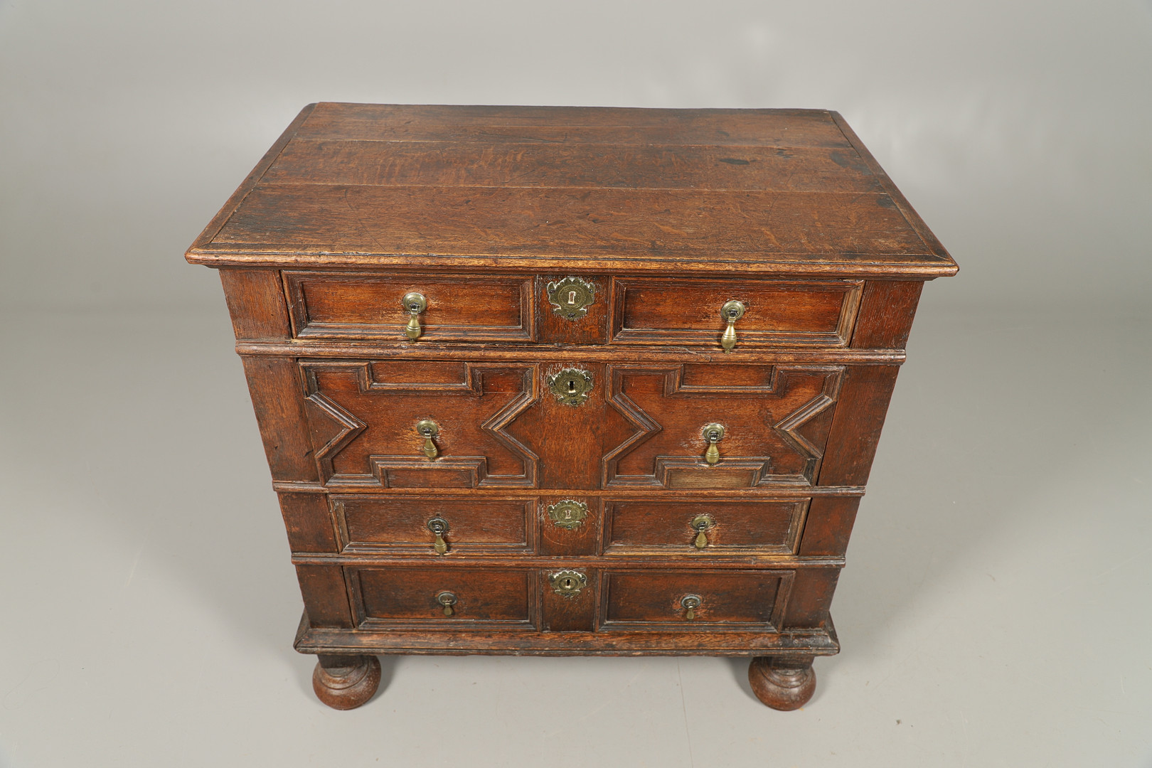 A LATE 17TH CENTURY OAK CHEST OF DRAWERS. - Image 2 of 6