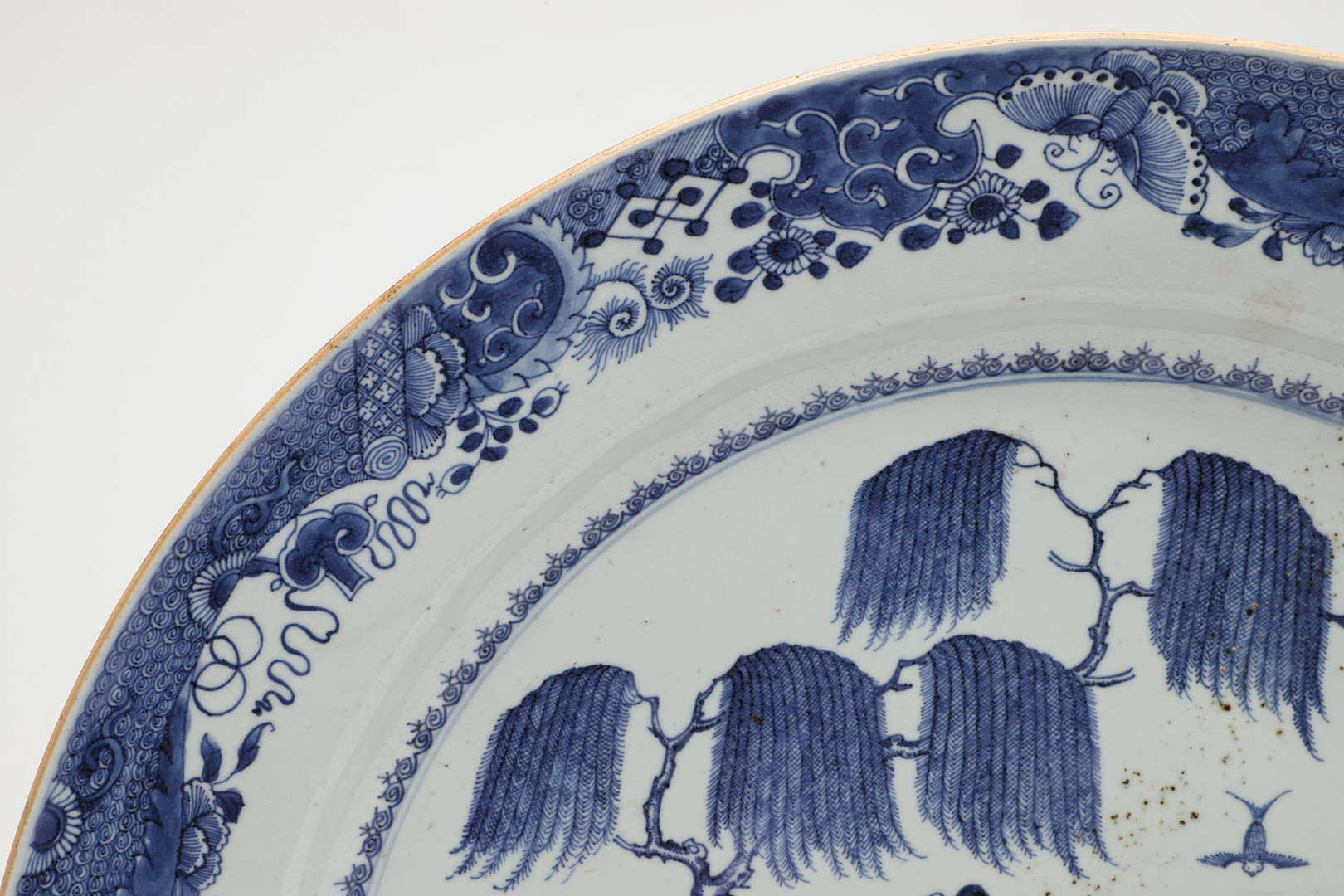 LARGE CHINESE PORCELAIN BLUE AND WHITE EXPORT CHARGER, QIANLONG. - Image 8 of 16