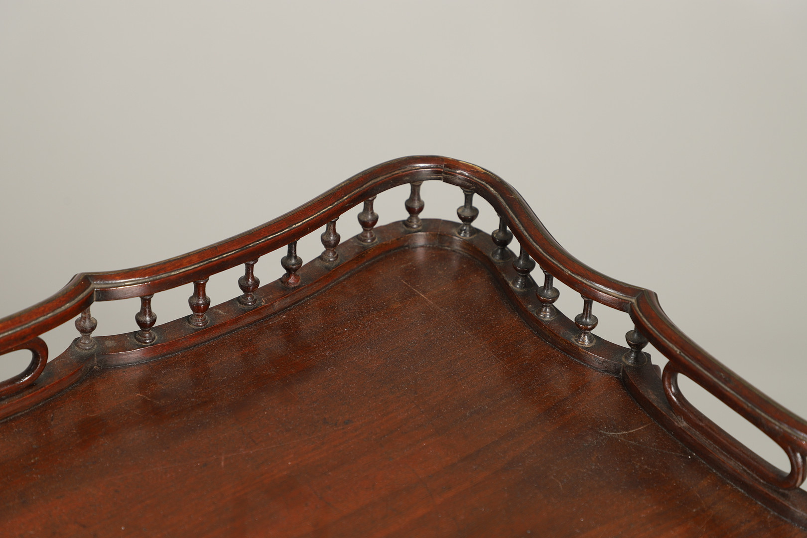 A GEORGE III STYLE MAHOGANY TRAY TOP TRIPOD TABLE. - Image 3 of 7