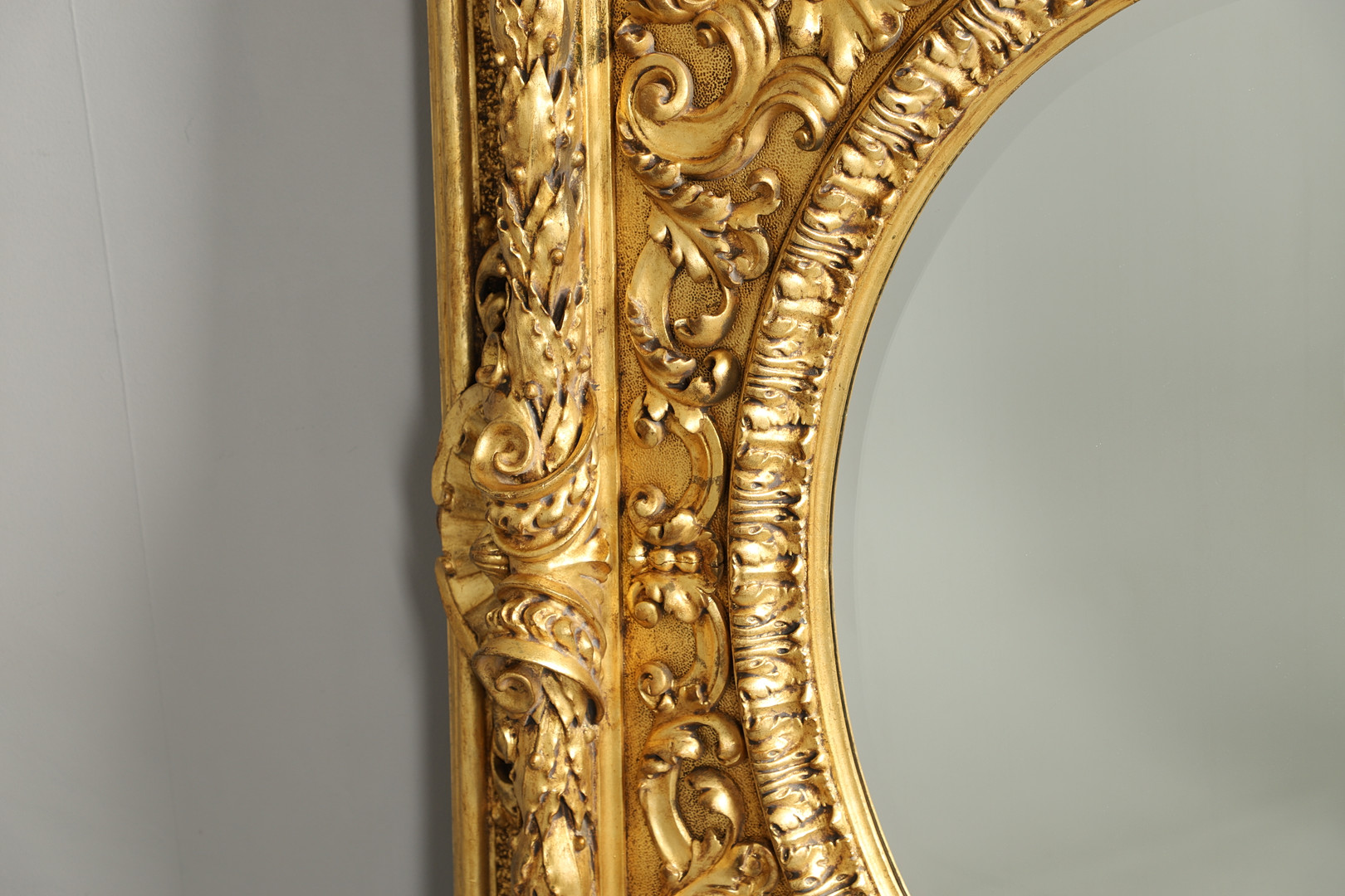 A SUBSTANTIAL ITALIAN GILT GESSO MIRROR. - Image 6 of 13