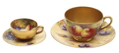 ROYAL WORCESTER SIGNED CABINET CUPS & SAUCERS.