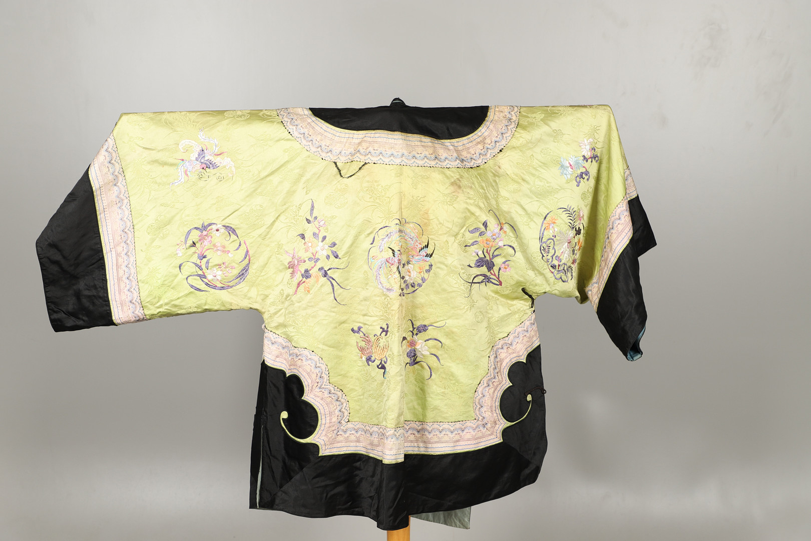 CHINESE EMBROIDERED SILK ROBE. - Image 9 of 14