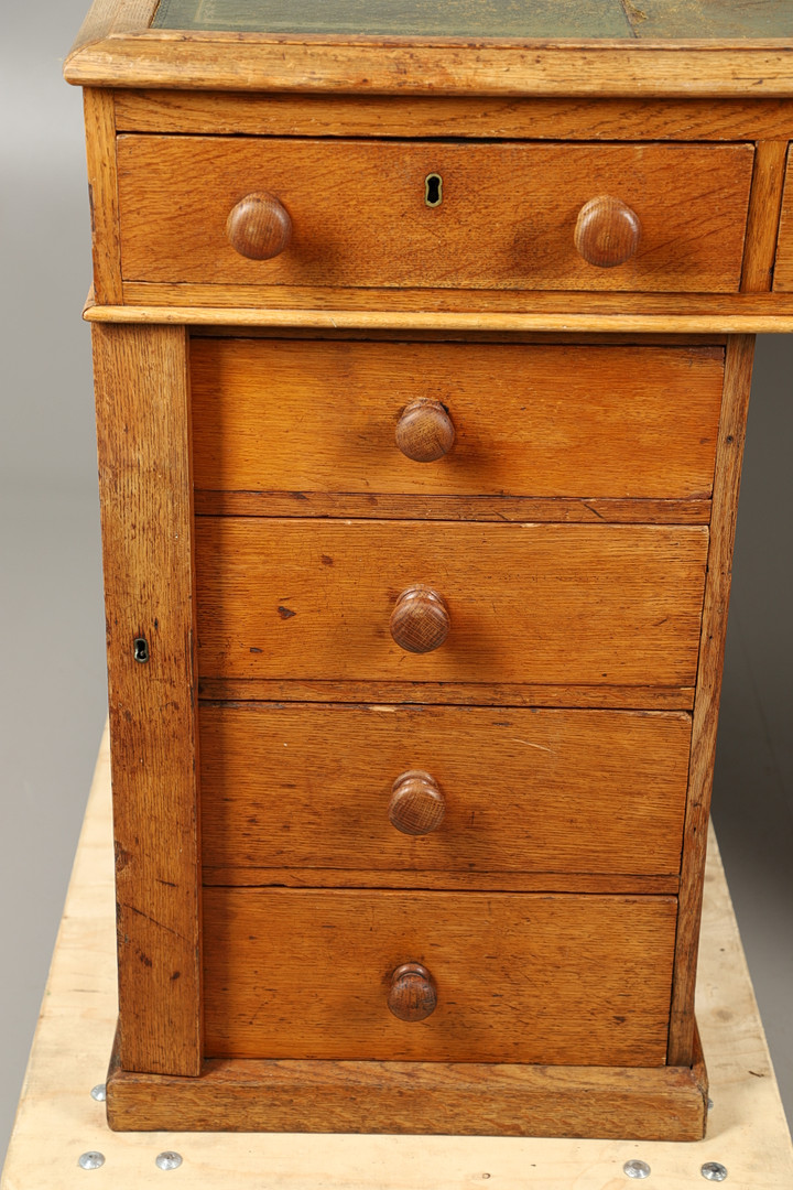 A LATE 19TH CENTURY OAK PARTNERS DESK. - Image 3 of 23