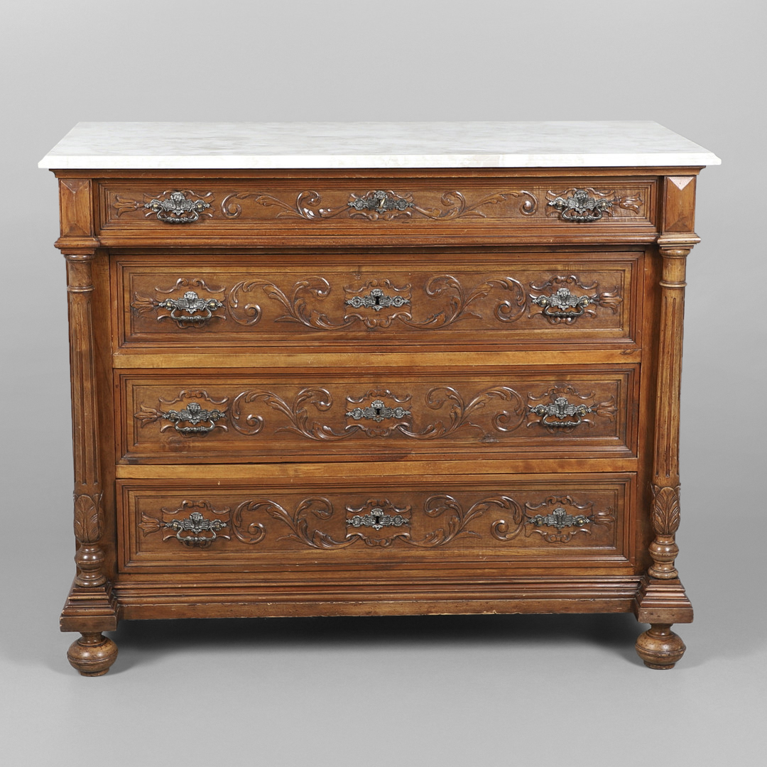 A 19TH CENTURY ITALIAN MARBLE-TOPPED COMMODE CHEST OF FOUR DRAWERS.