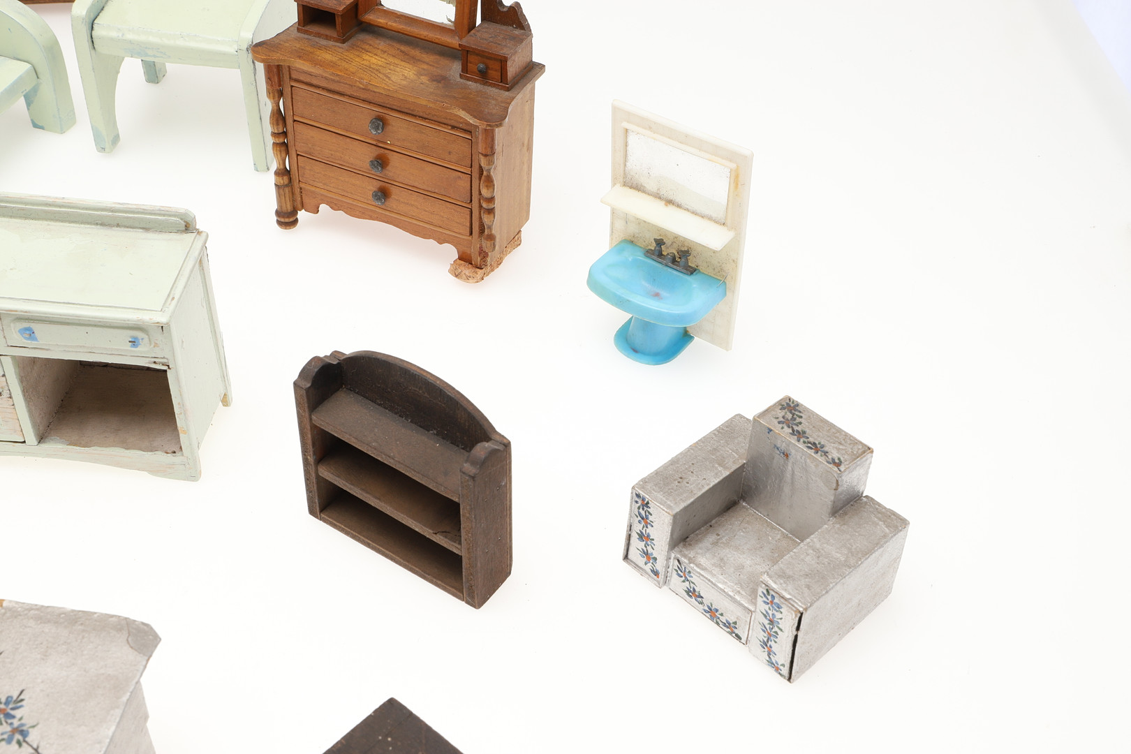 ANTIQUE DOLLS HOUSE & ACCESSORIES - MODELLED AFTER BROUGHTON HALL, STAFFORDSHIRE. - Image 29 of 33