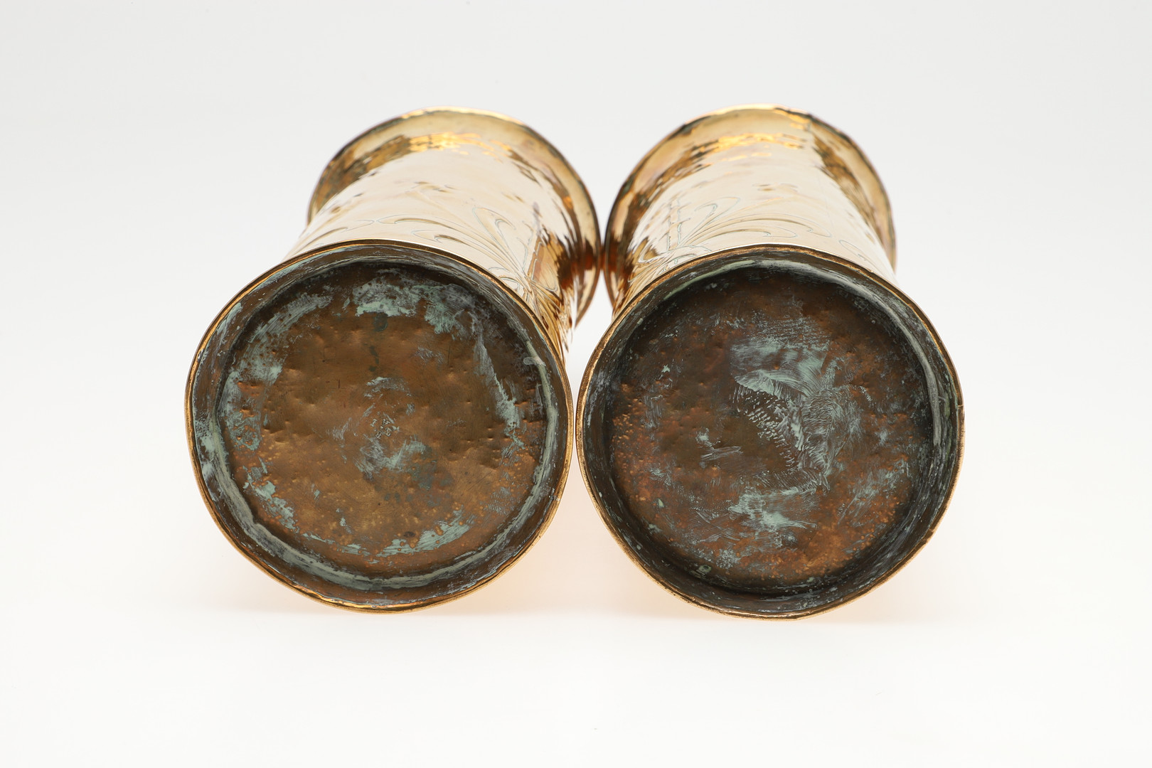 LARGE PAIR OF KESWICK ARTS & CRAFTS BRASS VASES. - Image 8 of 8