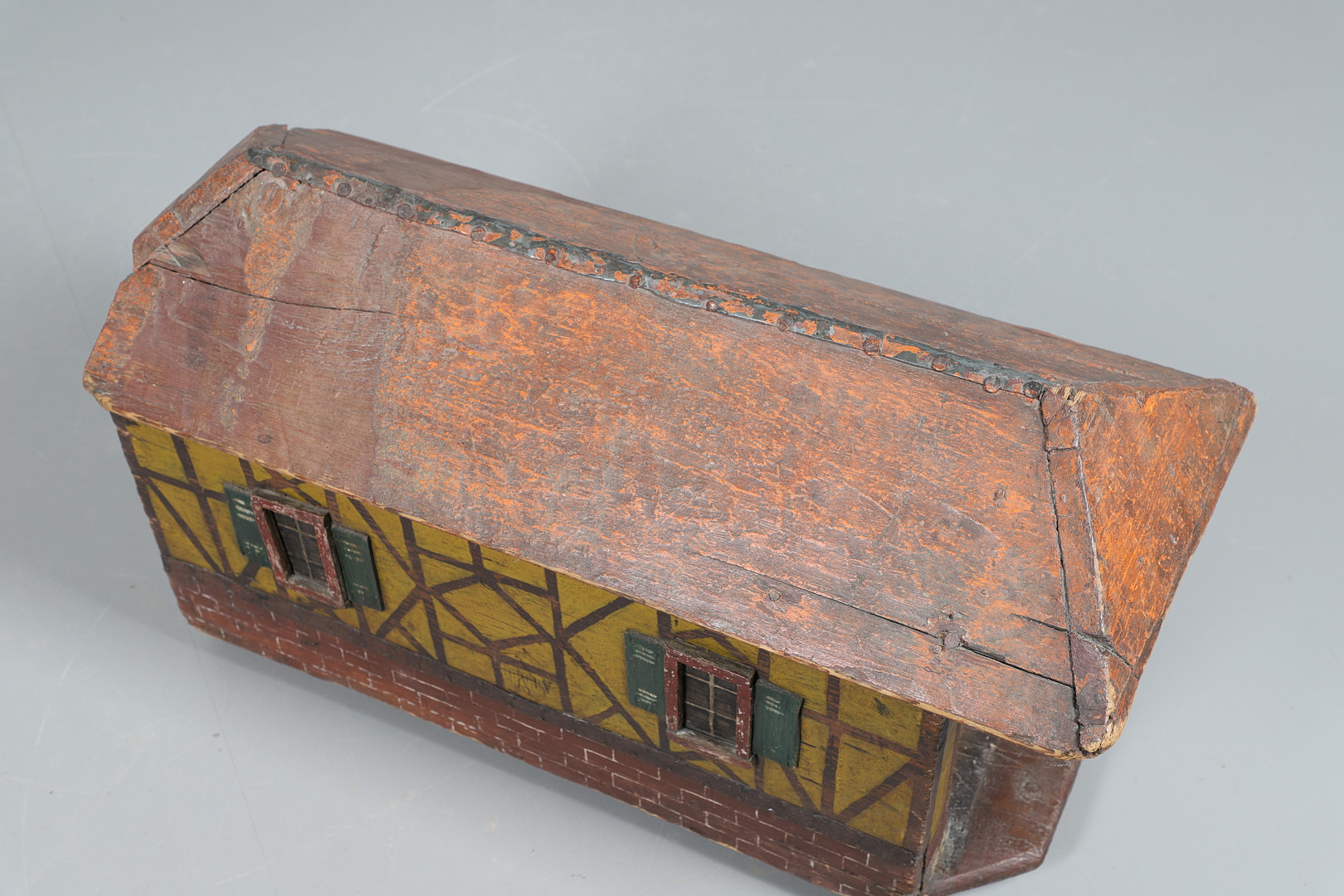 A FOLK ART POLYCHROME PAINTED DOG KENNEL. - Image 2 of 12