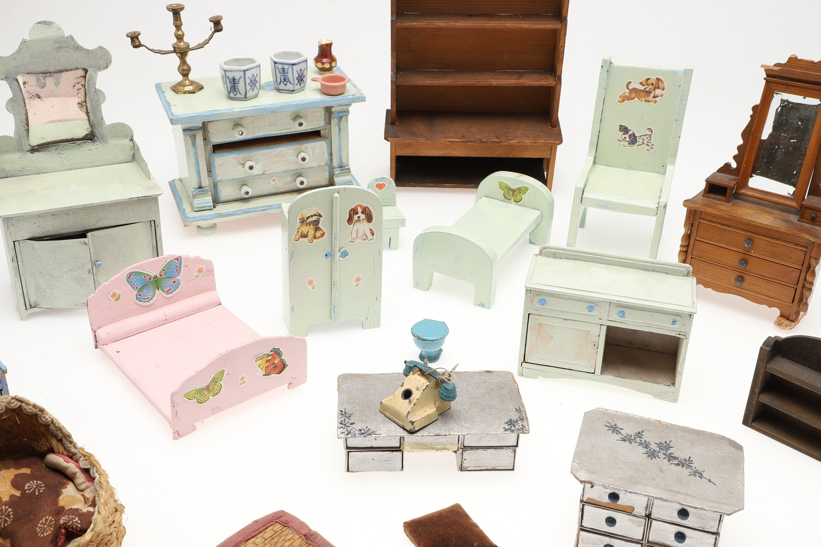 ANTIQUE DOLLS HOUSE & ACCESSORIES - MODELLED AFTER BROUGHTON HALL, STAFFORDSHIRE. - Image 32 of 33