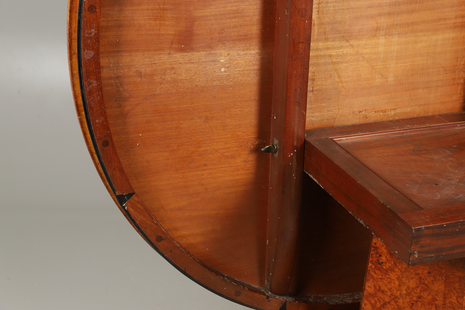 A REGENCY AMBOYNA BREAKFAST TABLE, CIRCA 1815. - Image 9 of 9