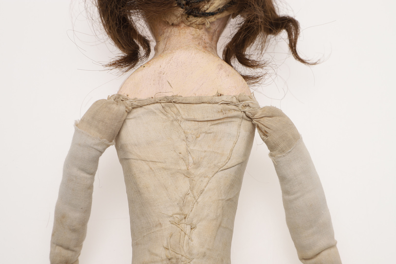 A LATE 18TH CENTURY WOODEN PEG DOLL. - Image 16 of 30