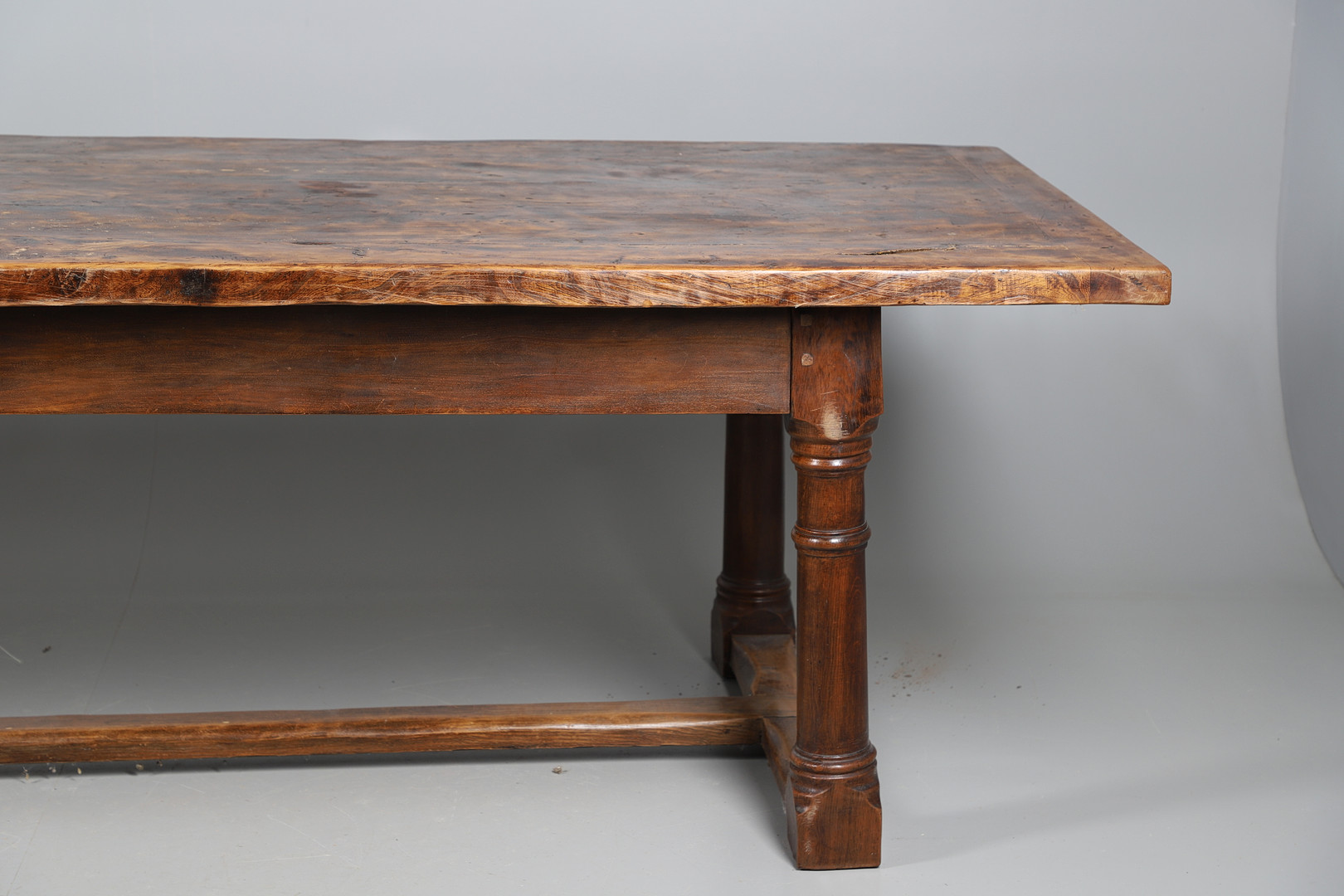 AN EARLY 20TH CENTURY OAK AND ELM REFECTORY TABLE. - Image 4 of 17