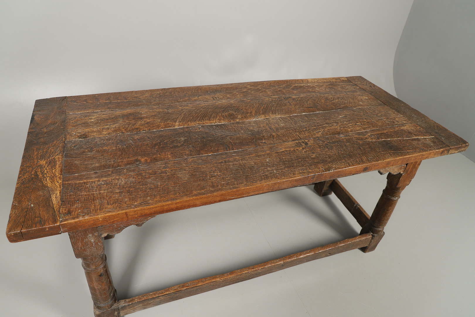 A 17TH CENTURY AND LATER OAK REFECTORY TABLE. - Image 3 of 12