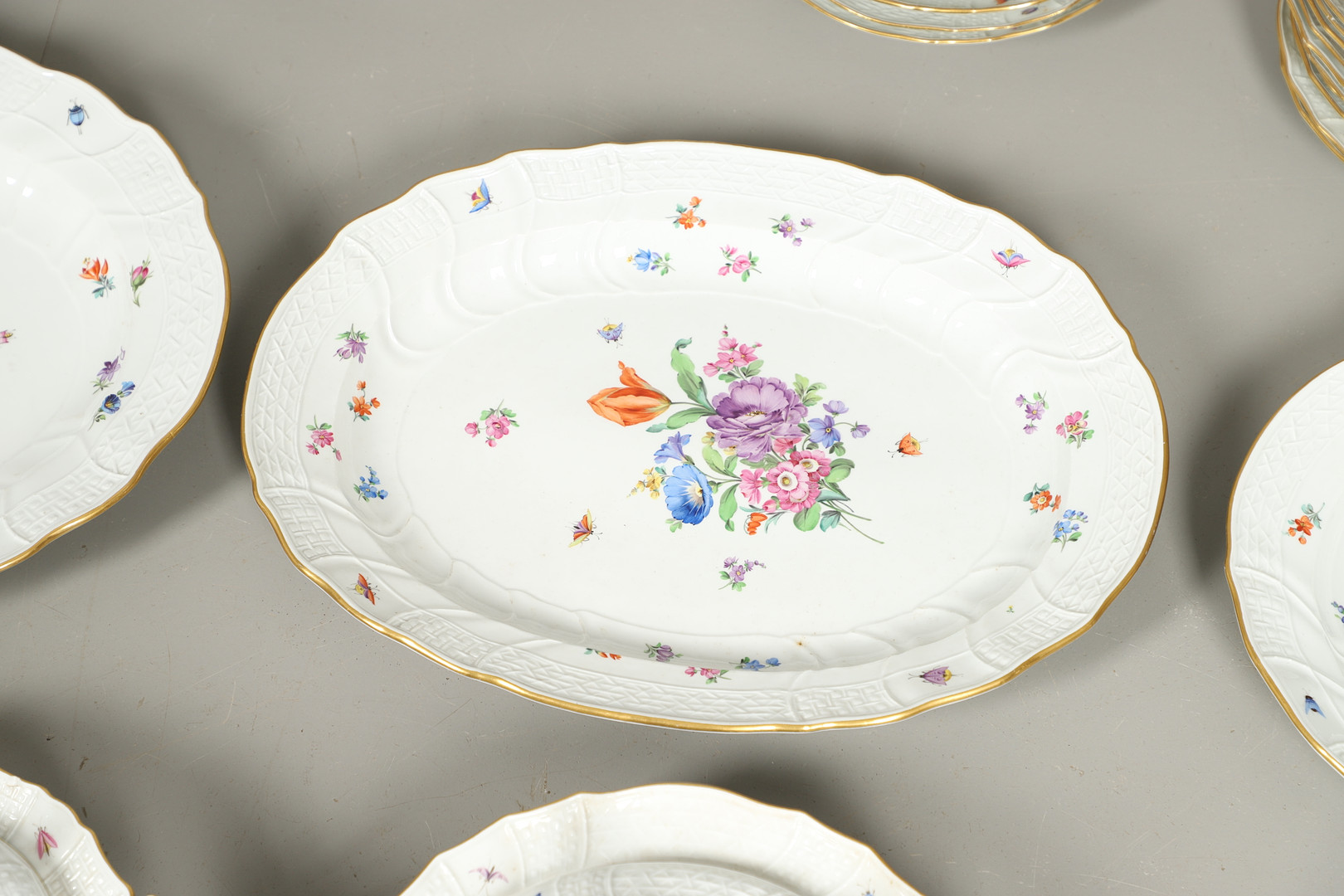 LARGE MEISSEN DINNER SERVICE. - Image 13 of 42