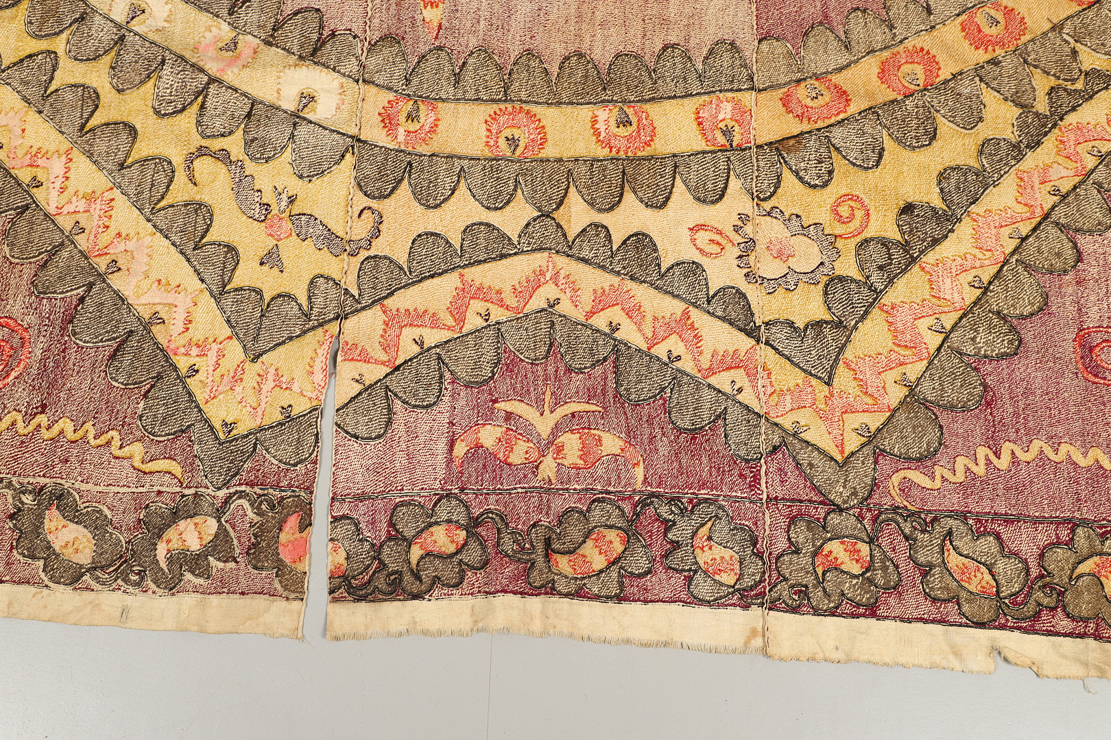 UZBEK/TAJIK SUZANI TEXTILE. - Image 17 of 26