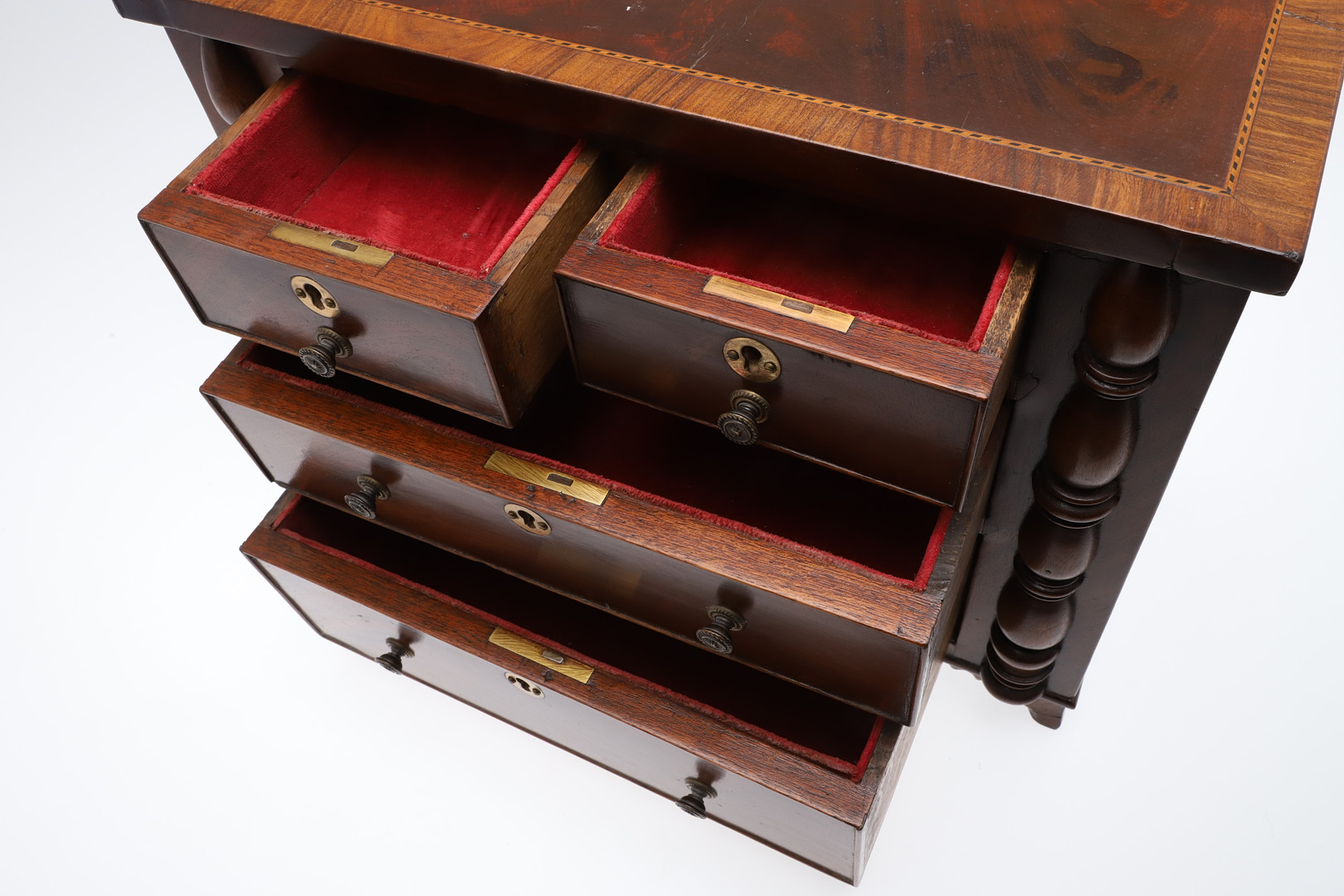 A MAHOGANY TABLE TOP CHEST OF DRAWERS. - Image 5 of 9