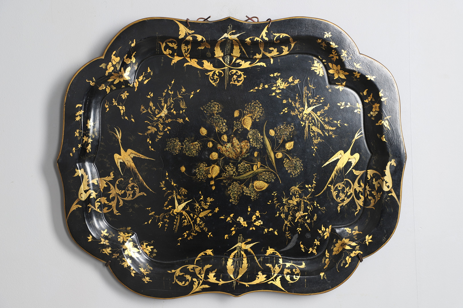 A 19TH CENTURY CHINOISERIE LACQUERED PAPER MACHE TRAY. - Image 2 of 9