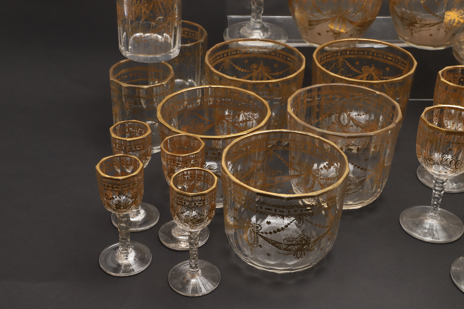 19THC GERMAN PARCEL GILT SUITE OF TABLE GLASS. - Bild 8 aus 12