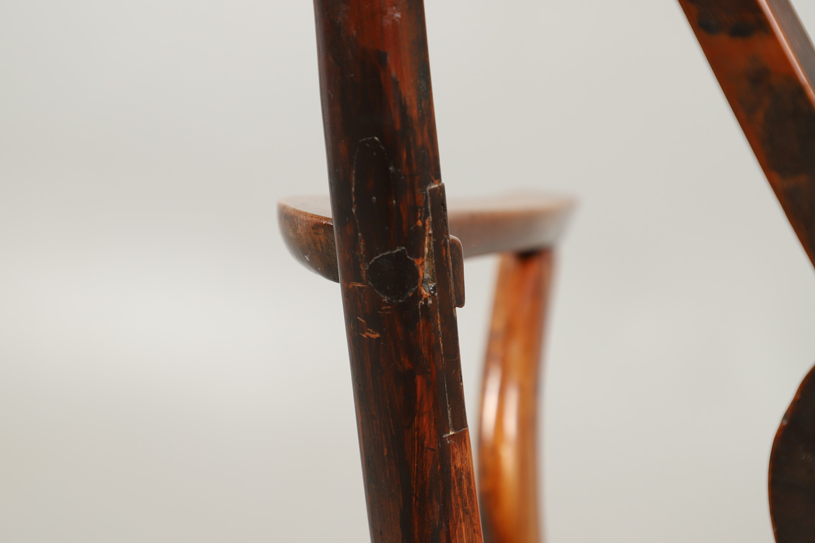 A YEW AND ELM WINDSOR ELBOW CHAIR. - Image 11 of 13