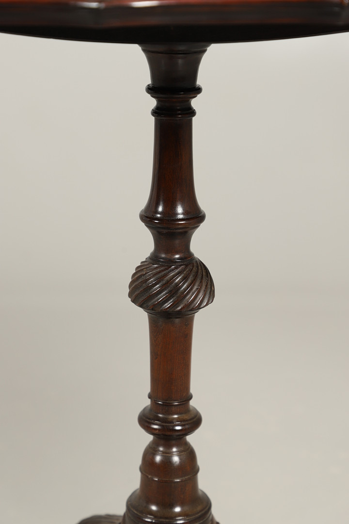 A GEORGE III STYLE MAHOGANY TRAY TOP TRIPOD TABLE. - Image 5 of 7