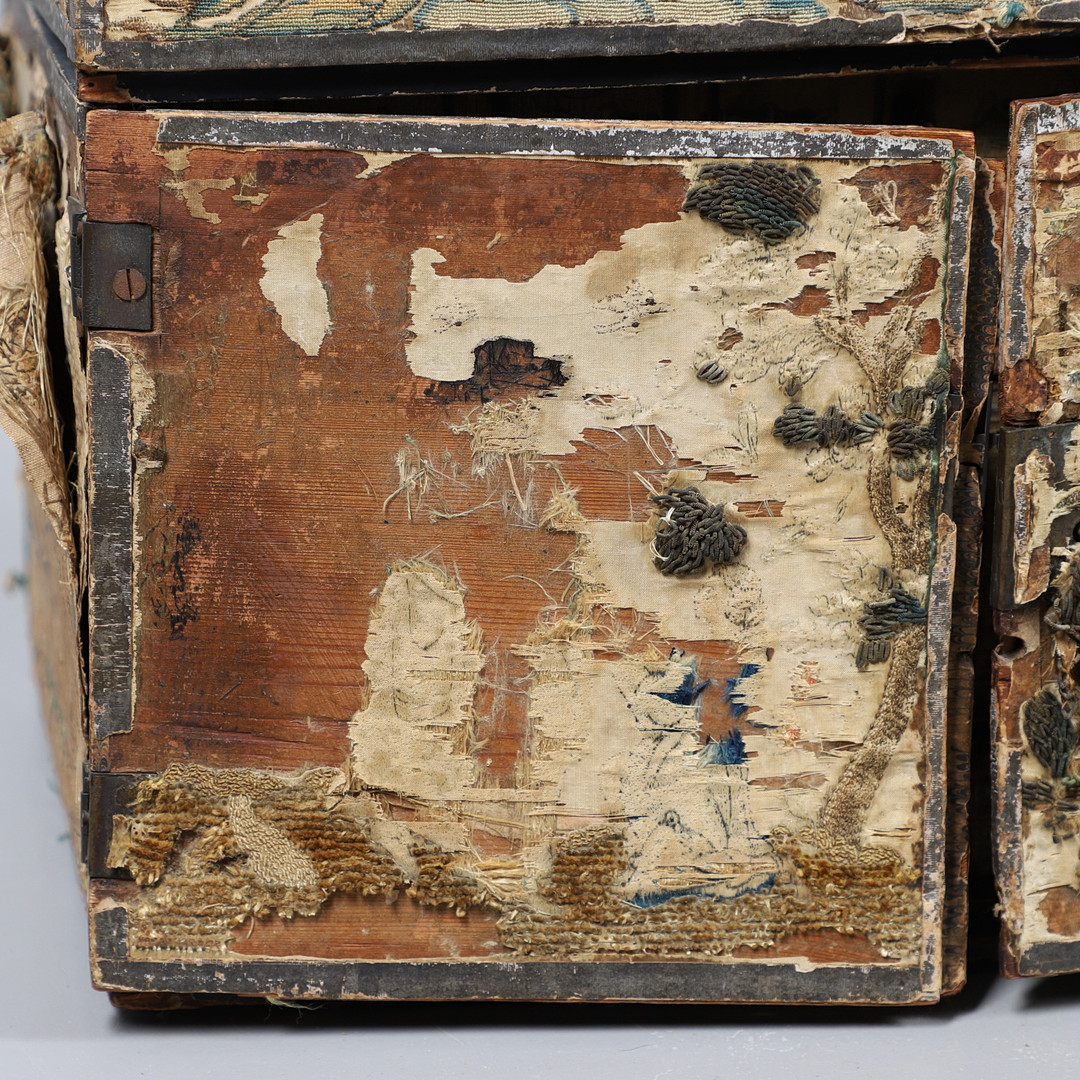 A 17TH CENTURY STUMPWORK CASKET. - Image 11 of 28