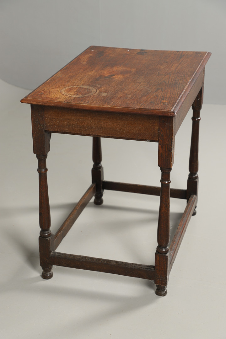 AN EARLY 19TH CENTURY OAK SIDE TABLE, CIRCA 1800. - Image 5 of 7
