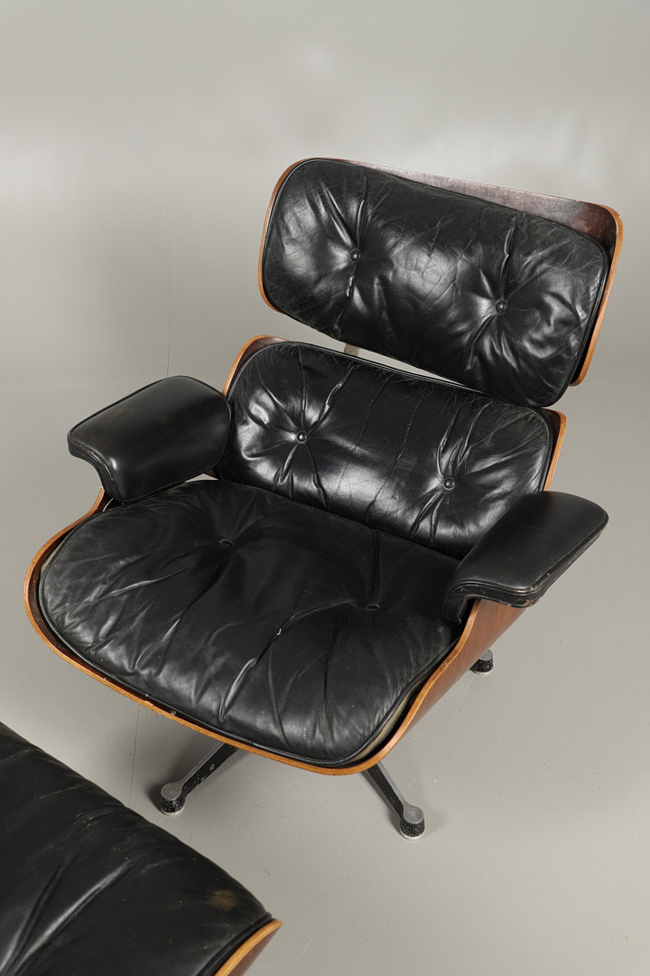 CHARLES & RAY EAMES - VINTAGE DESIGNER LOUNGE CHAIR & OTTOMAN. - Image 2 of 18