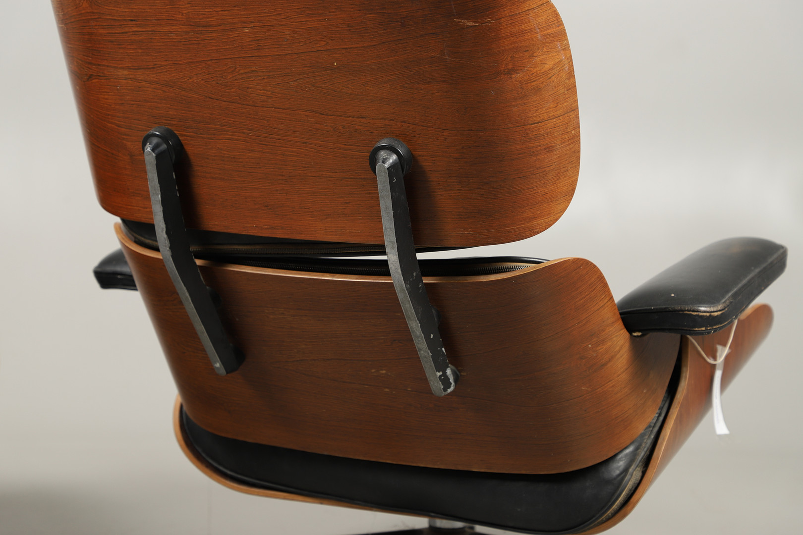 CHARLES & RAY EAMES - VINTAGE DESIGNER LOUNGE CHAIR & OTTOMAN. - Image 10 of 18