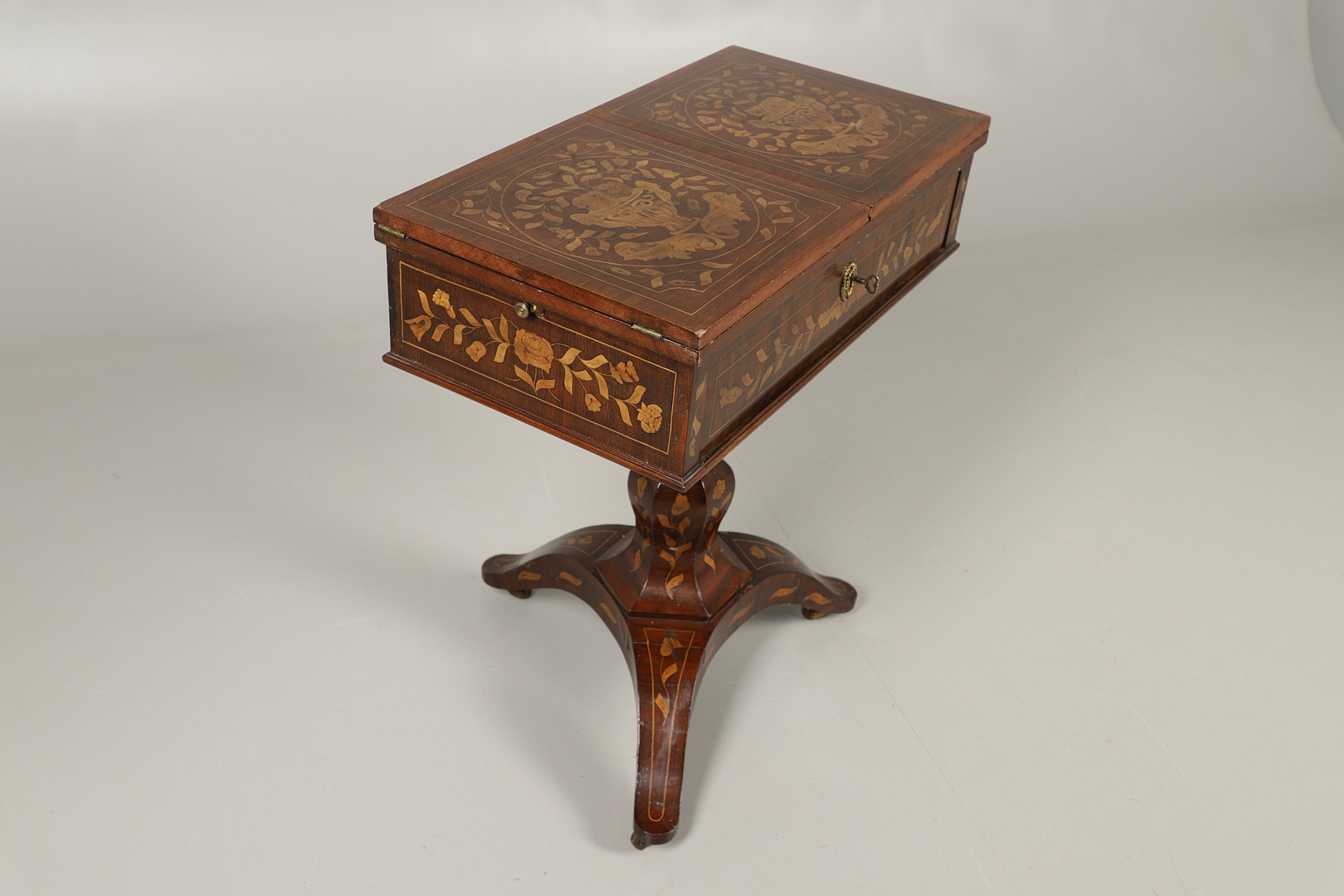 AN UNUSUAL DUTCH MAHOGANY MARQUETRY SOFA TABLE. - Image 8 of 12