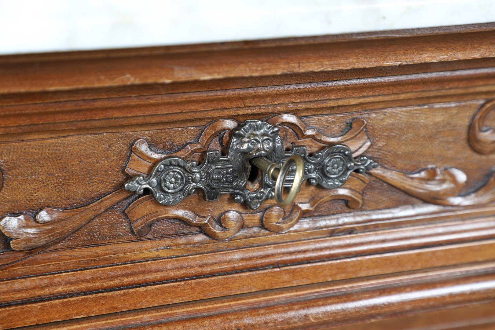 A 19TH CENTURY ITALIAN MARBLE-TOPPED COMMODE CHEST OF FOUR DRAWERS. - Image 4 of 14