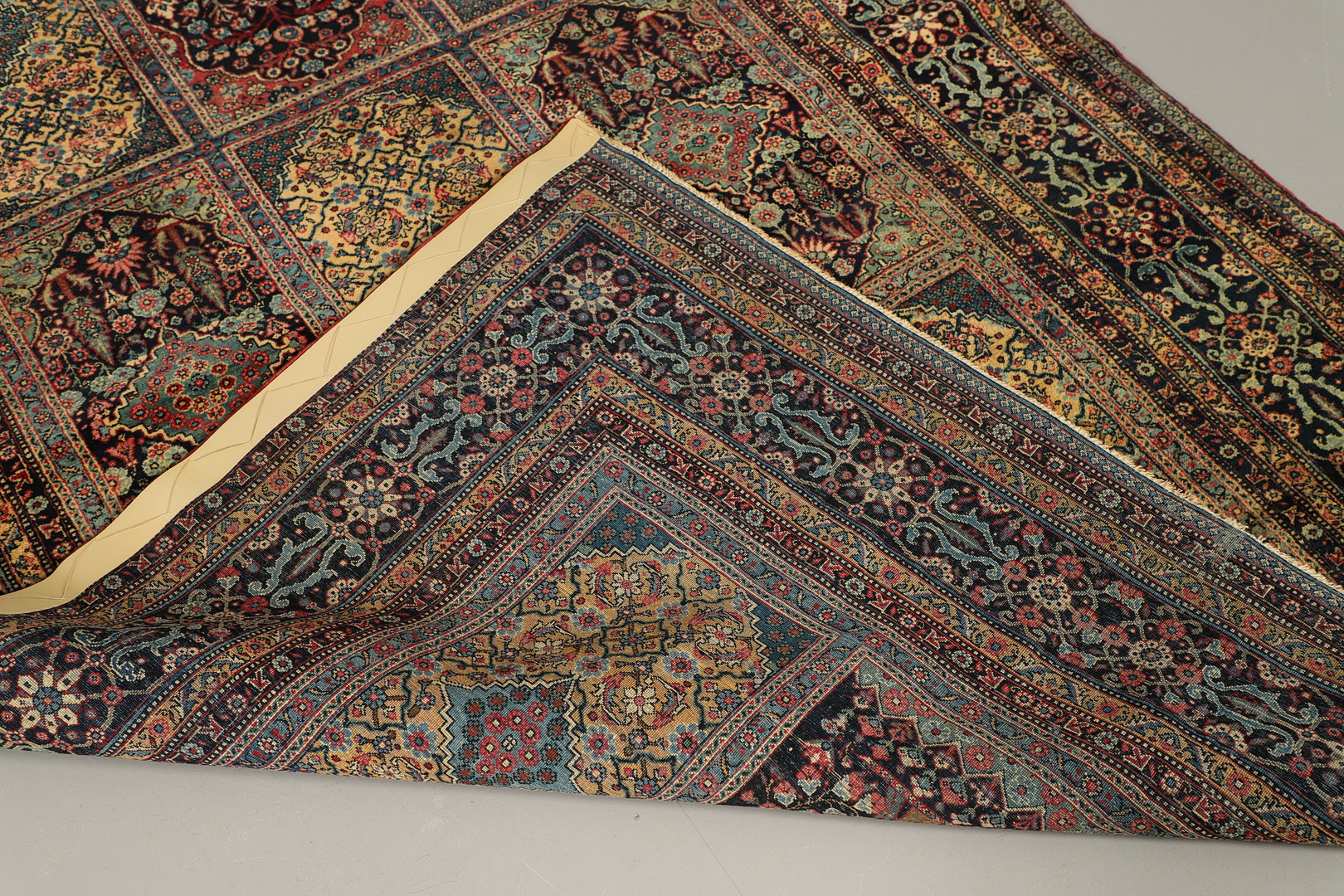 A MASHAD RUG, NORTH EAST KHORASAN, CIRCA 1920. - Bild 7 aus 8