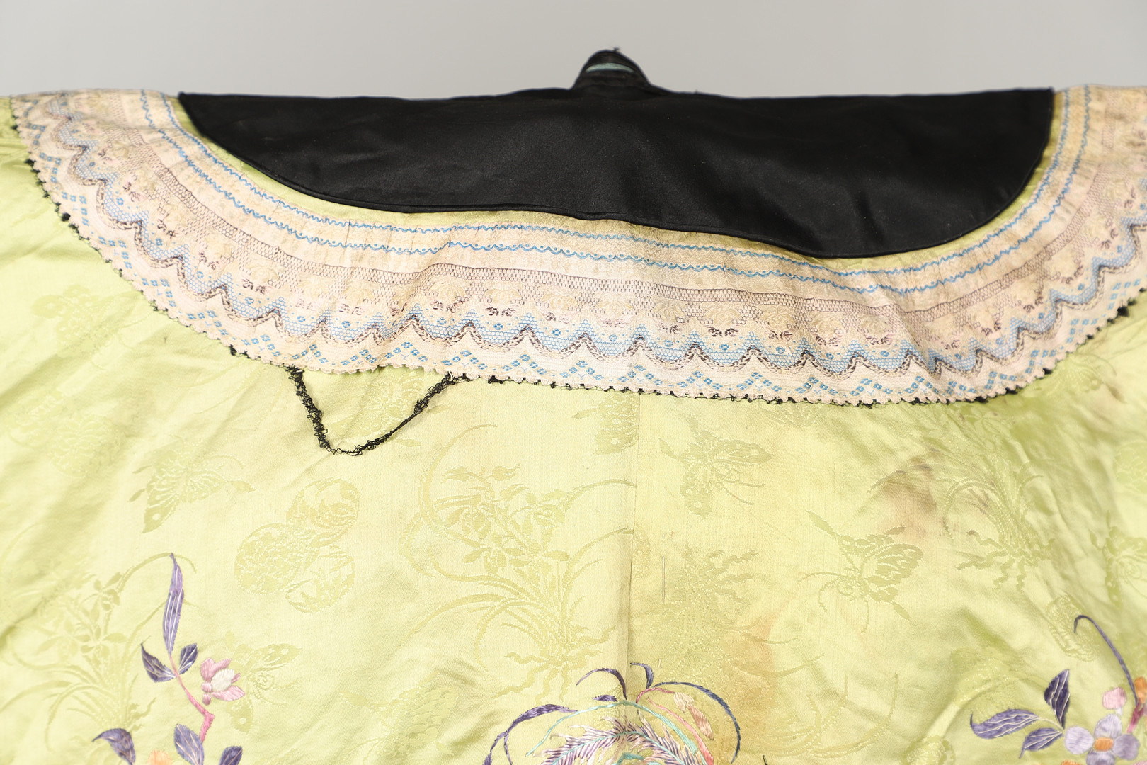 CHINESE EMBROIDERED SILK ROBE. - Image 8 of 14