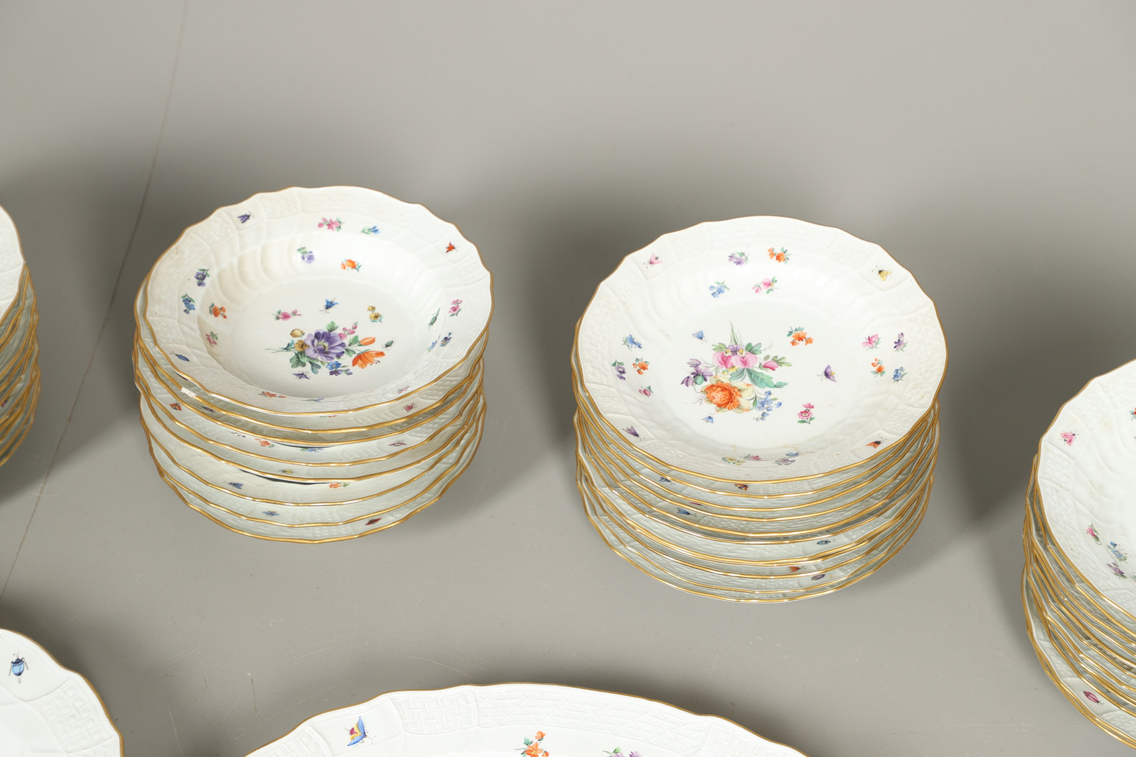 LARGE MEISSEN DINNER SERVICE. - Image 12 of 42