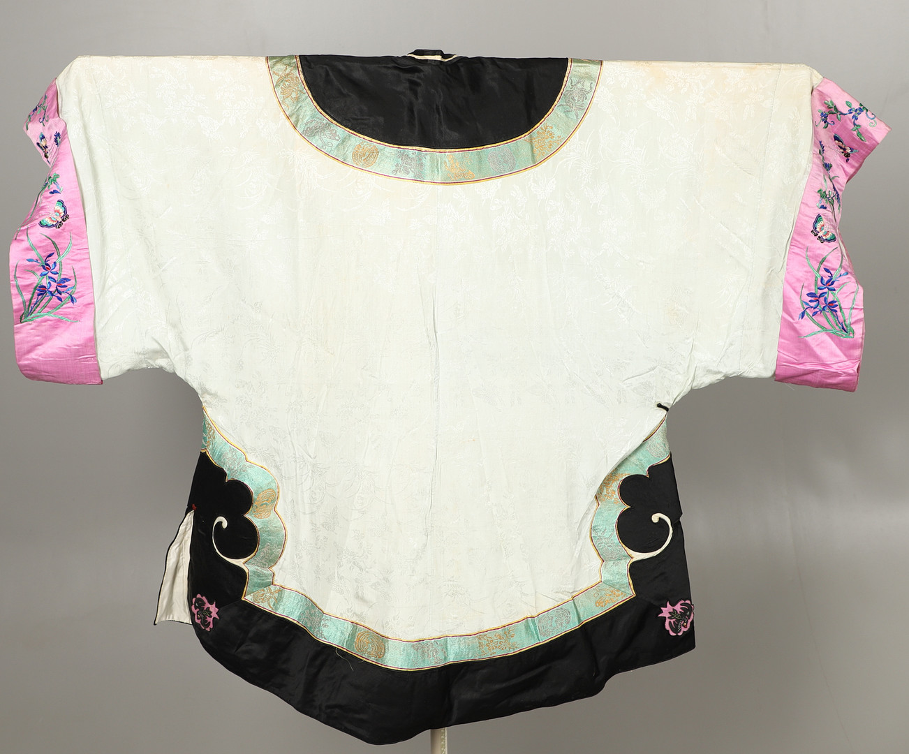 ANTIQUE CHINESE SILK ROBE. - Image 11 of 15