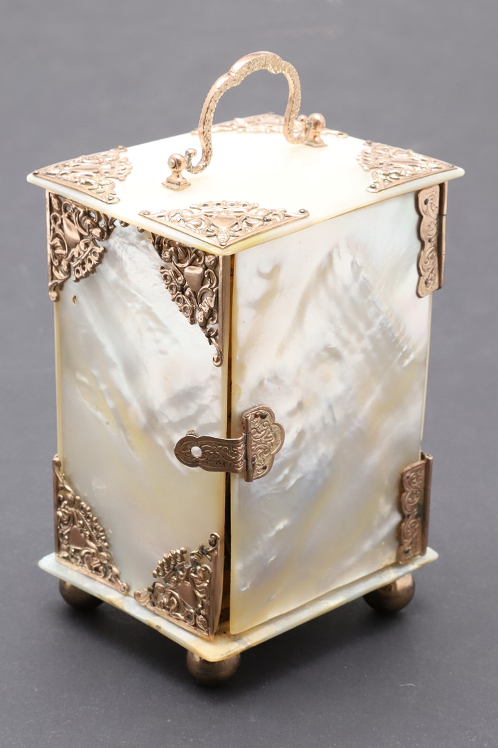 A VICTORIAN MOTHER OF PEARL BOUDOIR TIMEPIECE. - Image 4 of 13