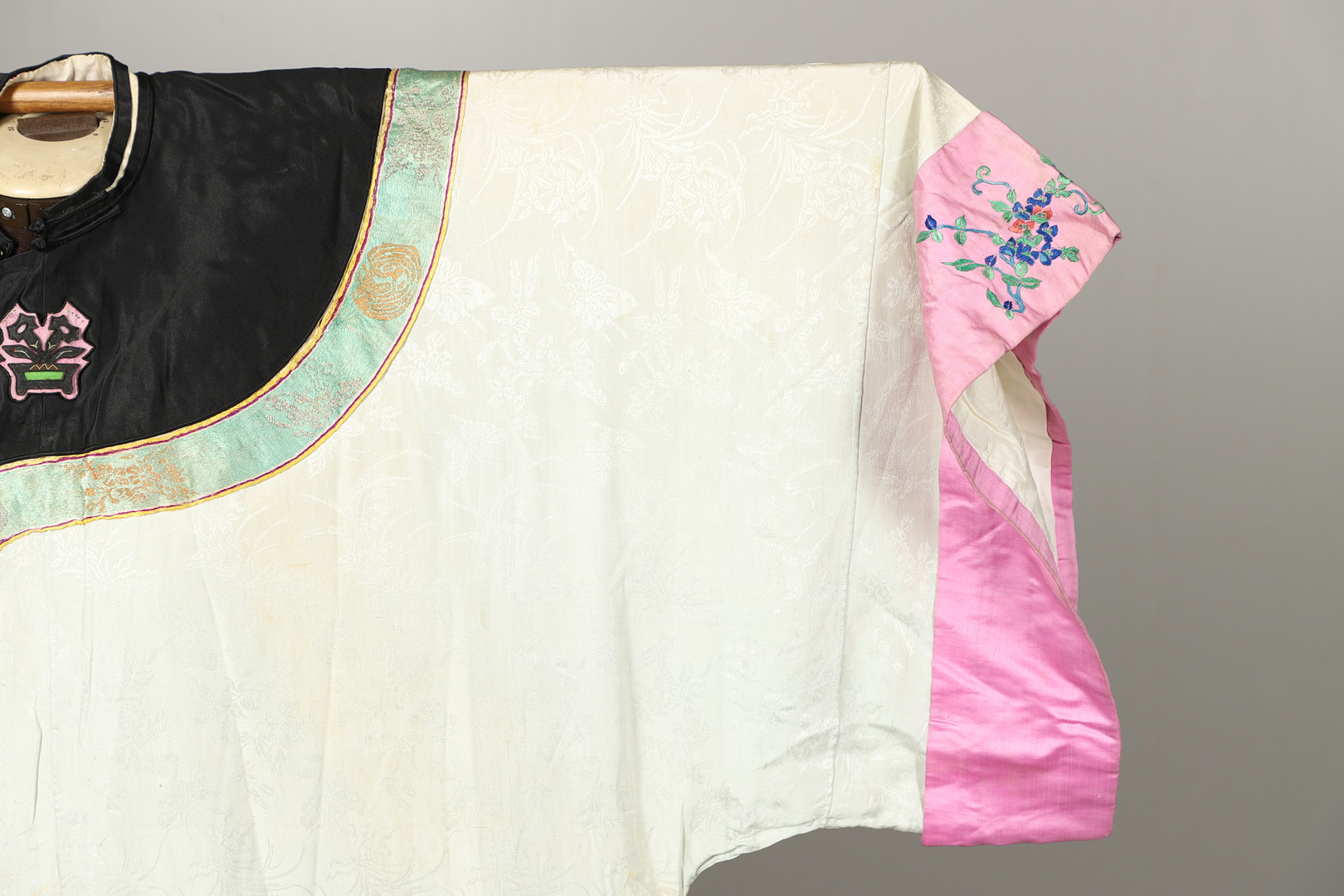 ANTIQUE CHINESE SILK ROBE. - Image 6 of 15