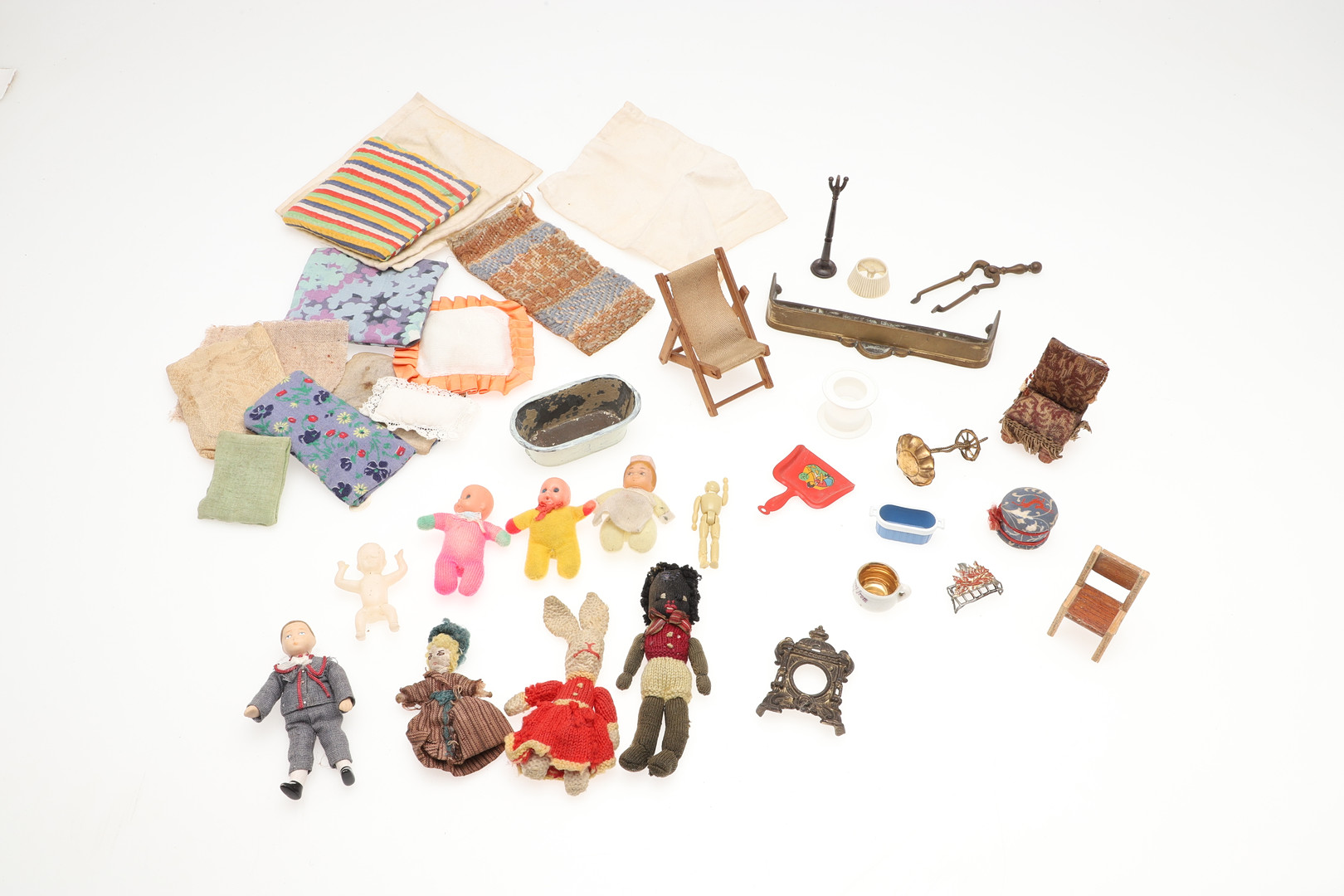 ANTIQUE DOLLS HOUSE & ACCESSORIES - MODELLED AFTER BROUGHTON HALL, STAFFORDSHIRE. - Image 20 of 33