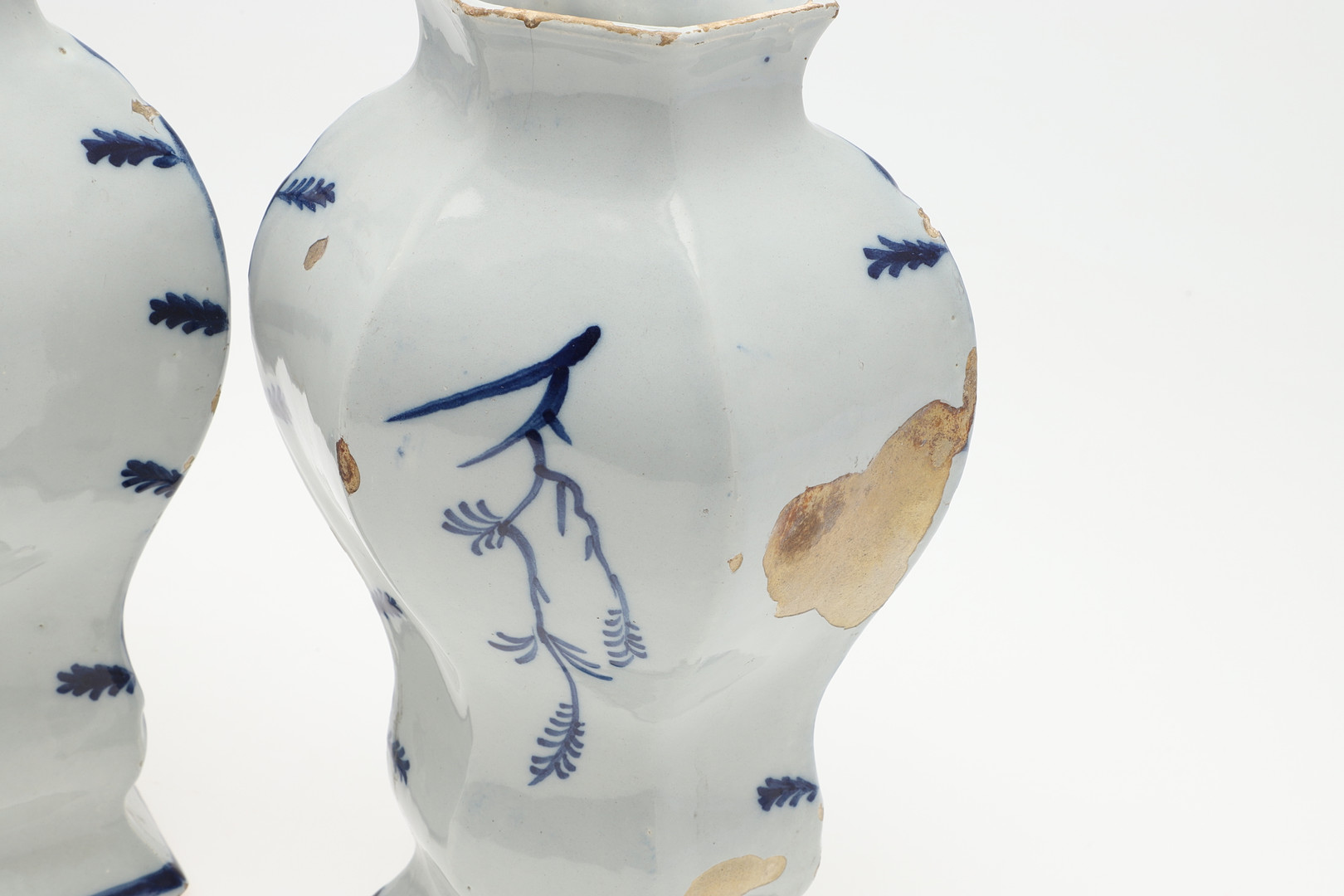 TWO PAIRS OF ANTIQUE DELFT VASES & ANOTHER VASE. - Image 48 of 60