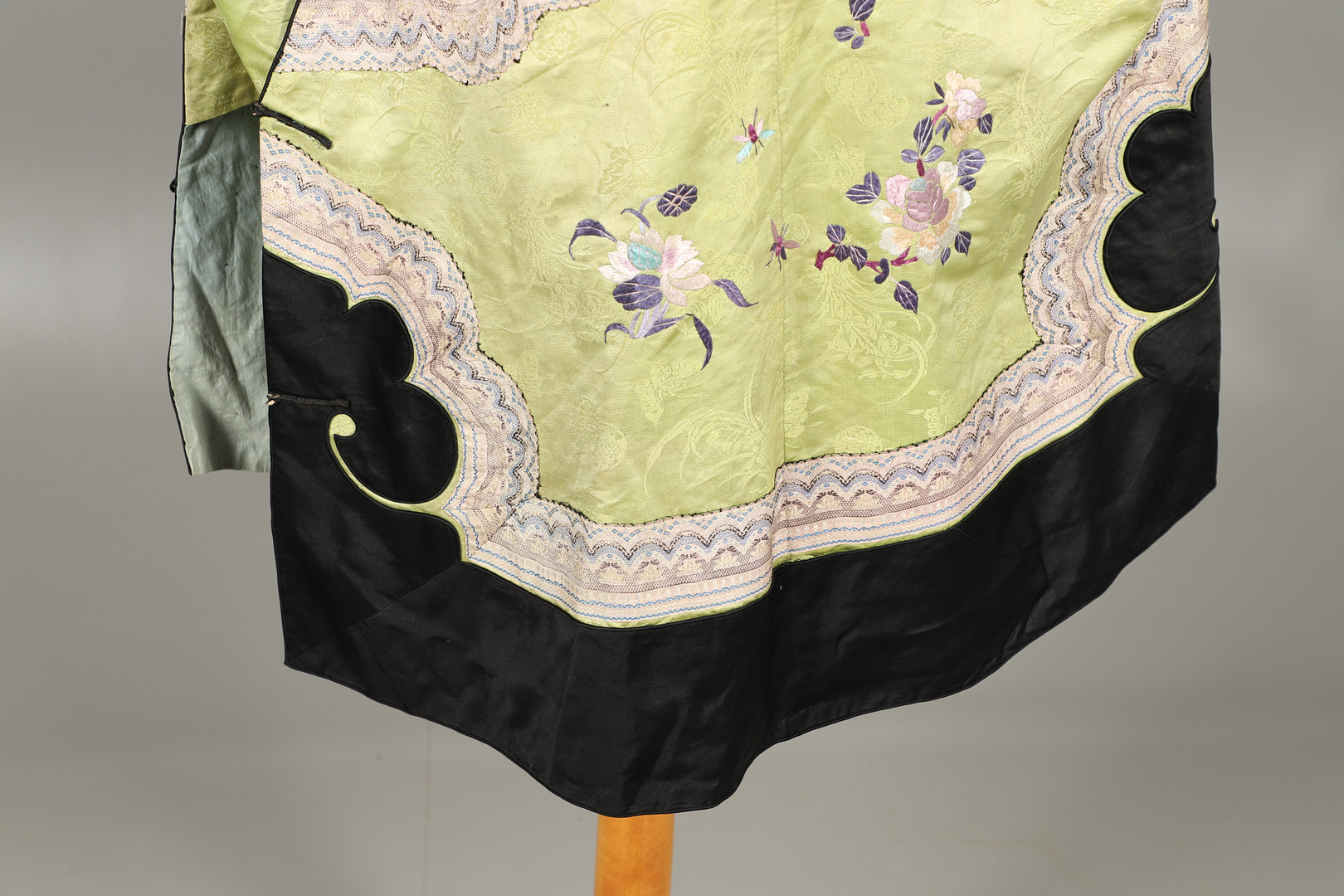 CHINESE EMBROIDERED SILK ROBE. - Image 5 of 14