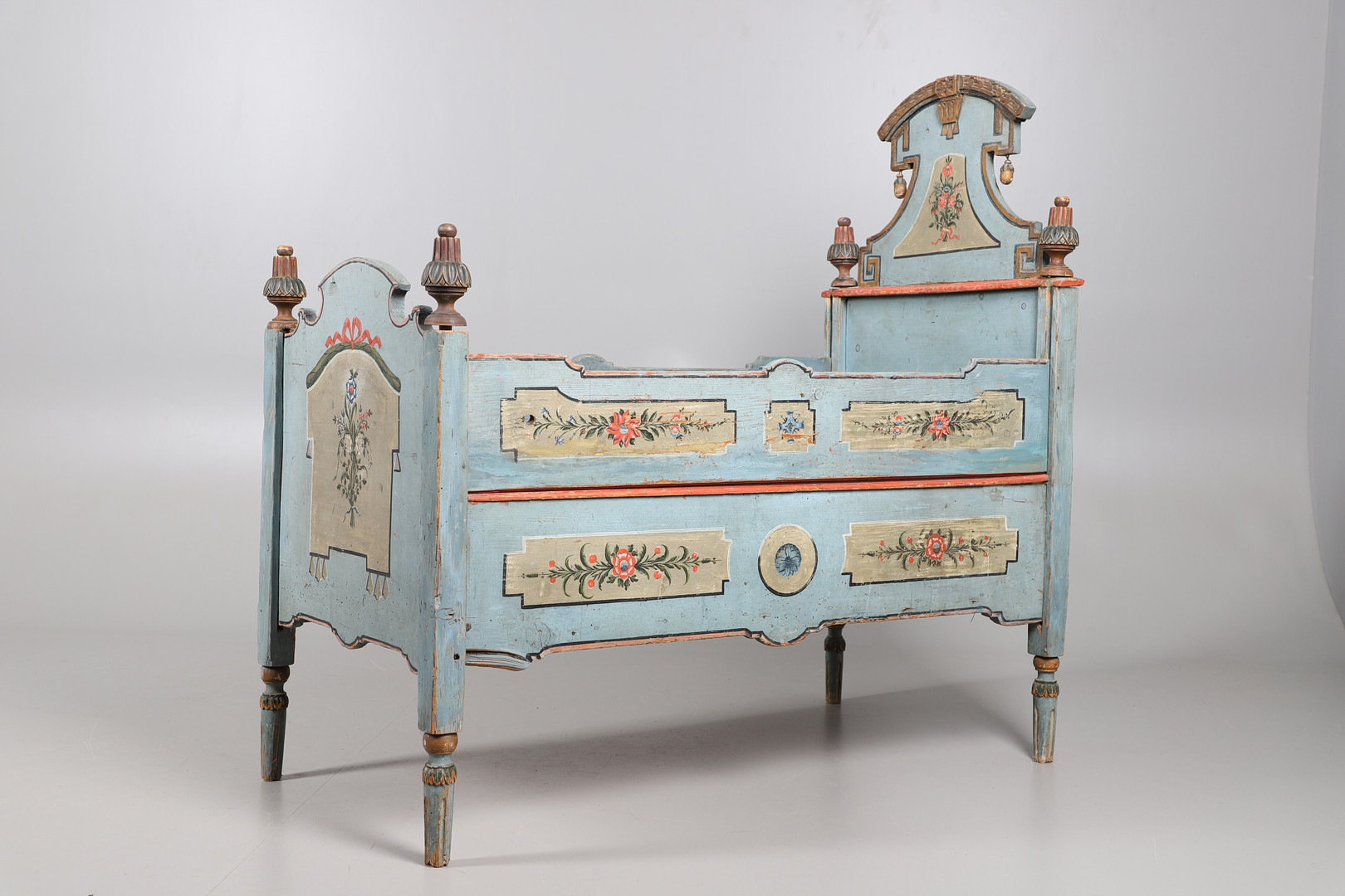 AN UNUSUAL SWEDISH PAINTED PINE FOLK ART COT, CIRCA 1800. - Image 10 of 14