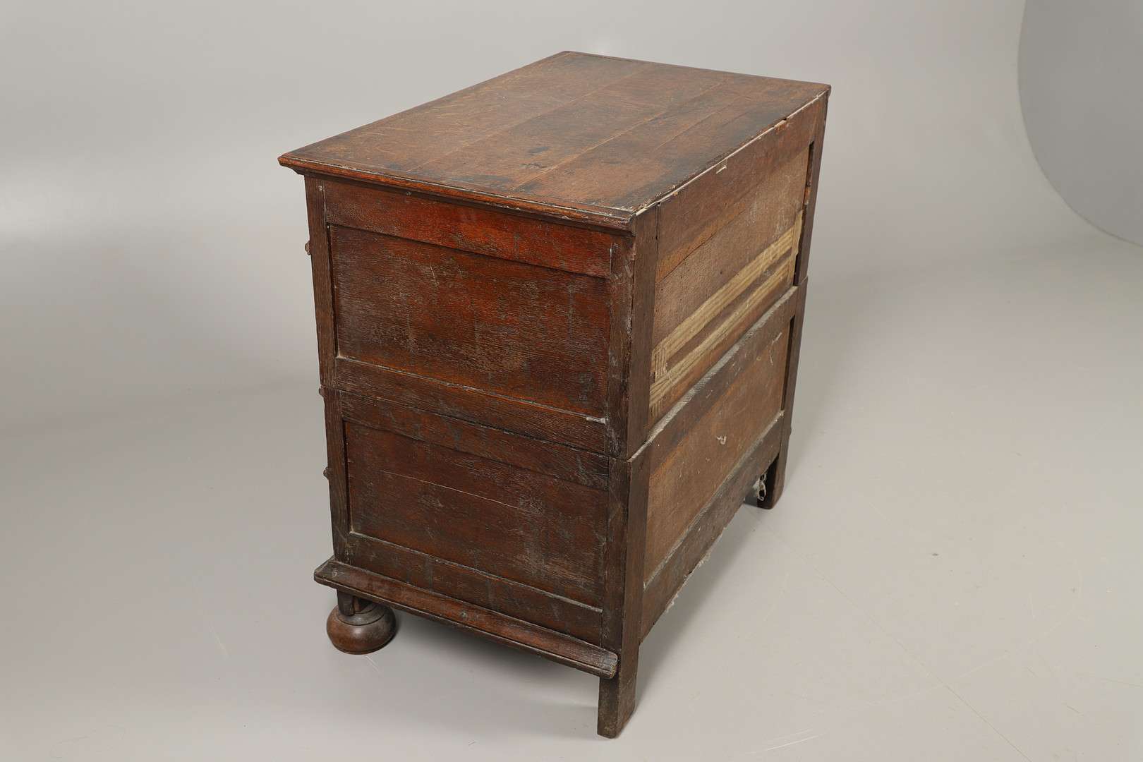 A LATE 17TH CENTURY OAK CHEST OF DRAWERS. - Image 4 of 6